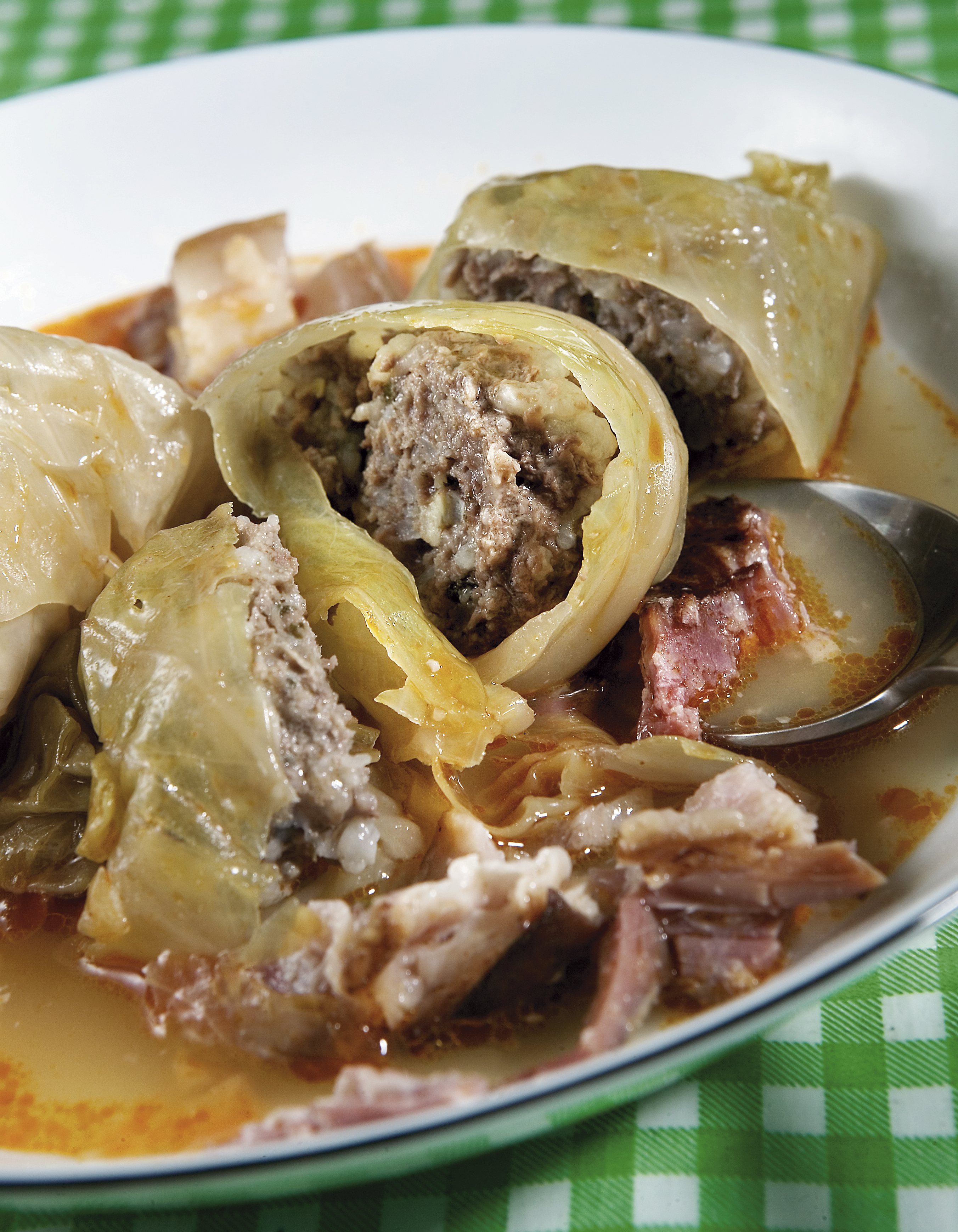 Surkålsdolmer med oksekød og røget flæsk