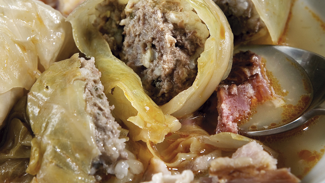Surkålsdolmer med oksekød og røget flæsk