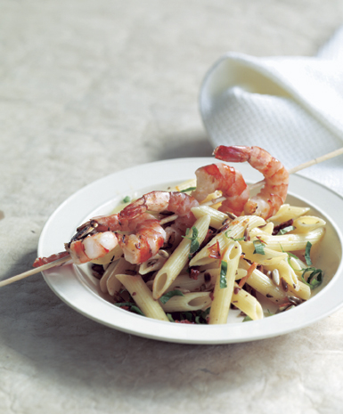 Pastasalat med grillstegte tigerrejer