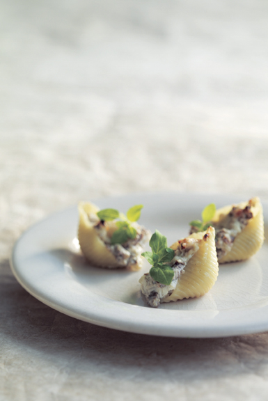 Gratinerede pasta fyldt med svampe