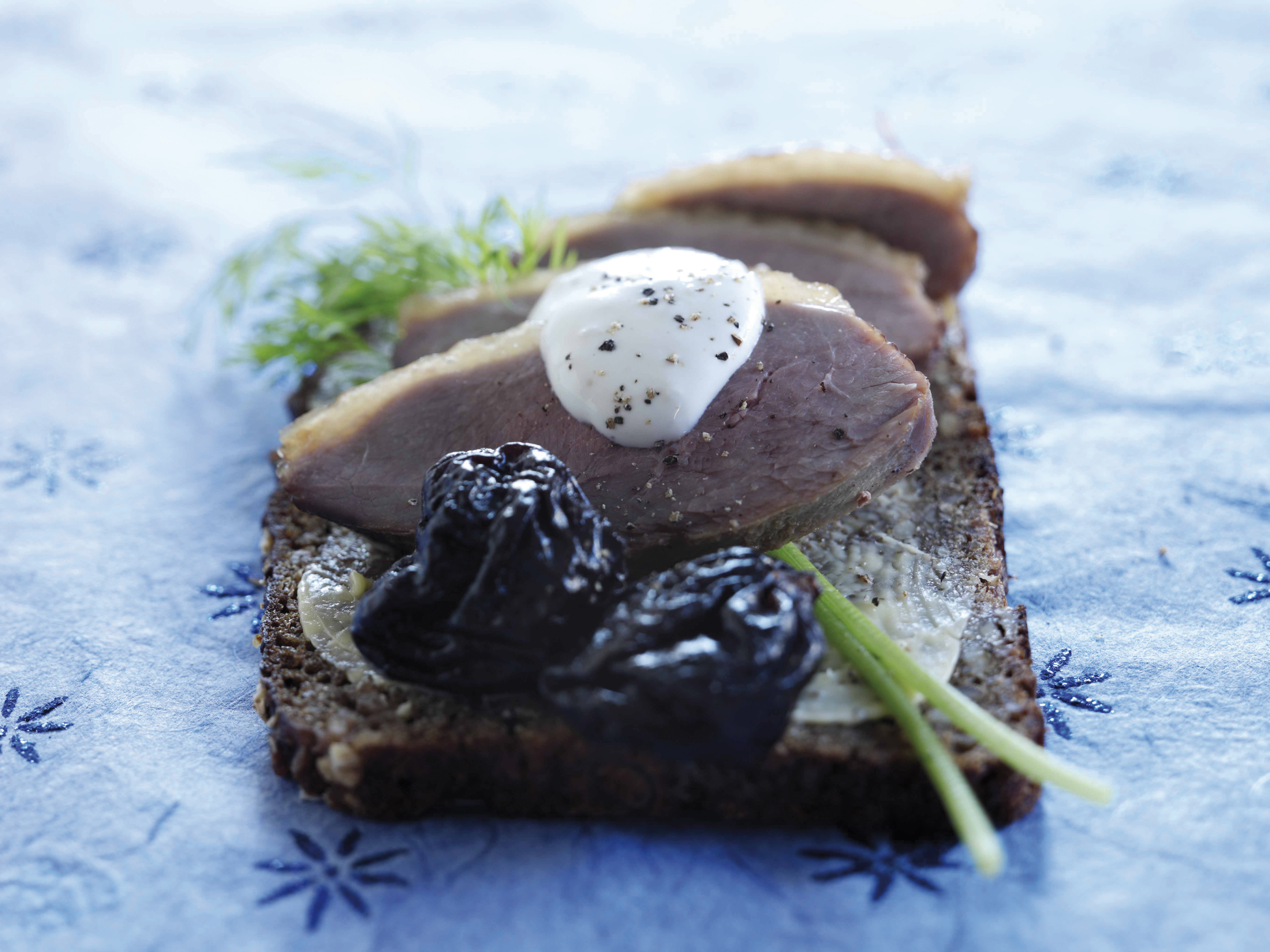 Letsprængt and med peberrodcreme