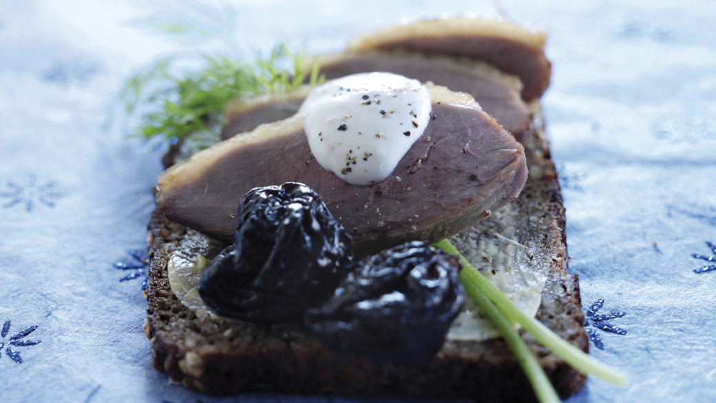 Letsprængt and med peberrodcreme
