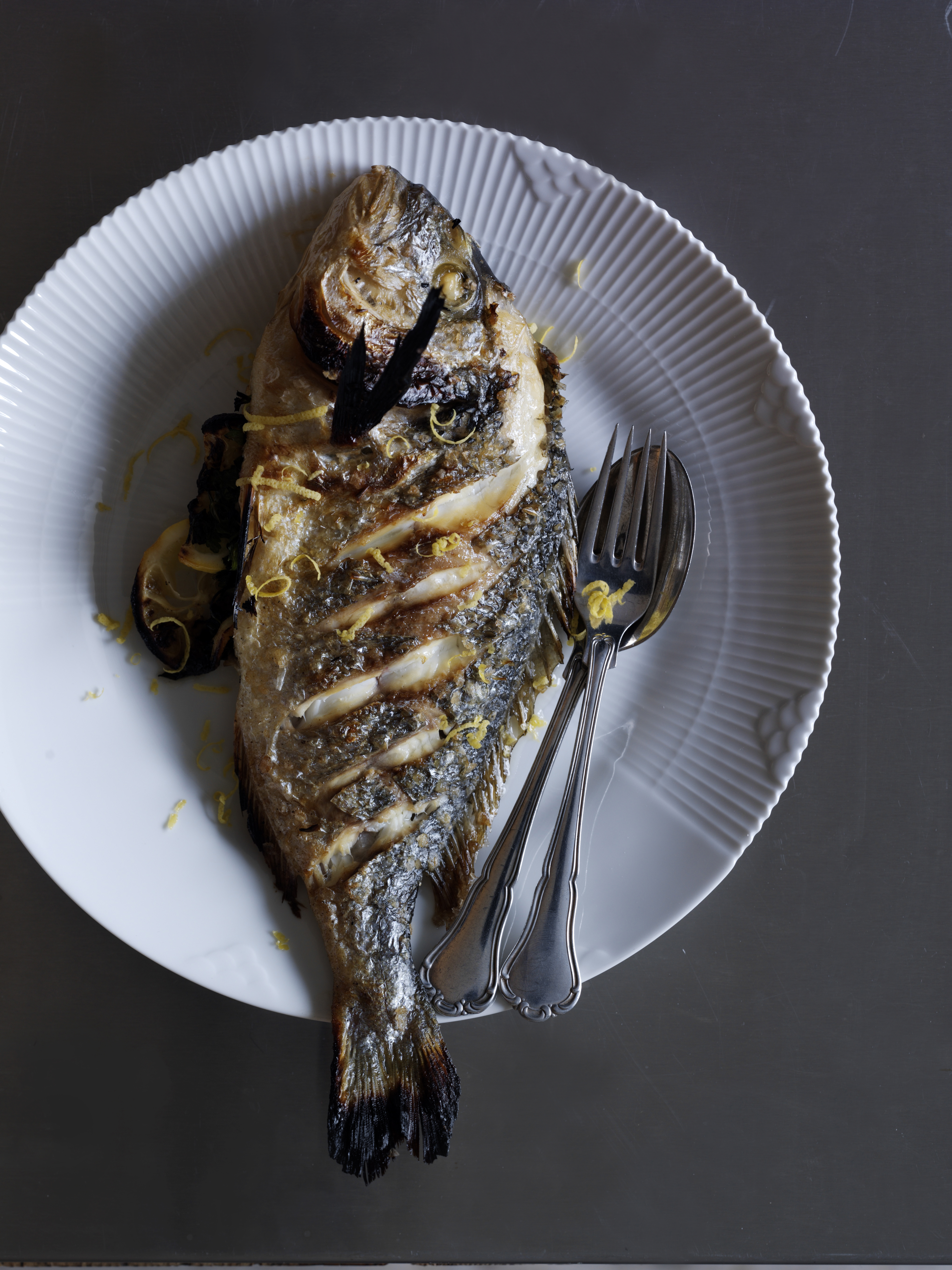 Ovngrillet guldbras med citron og urter