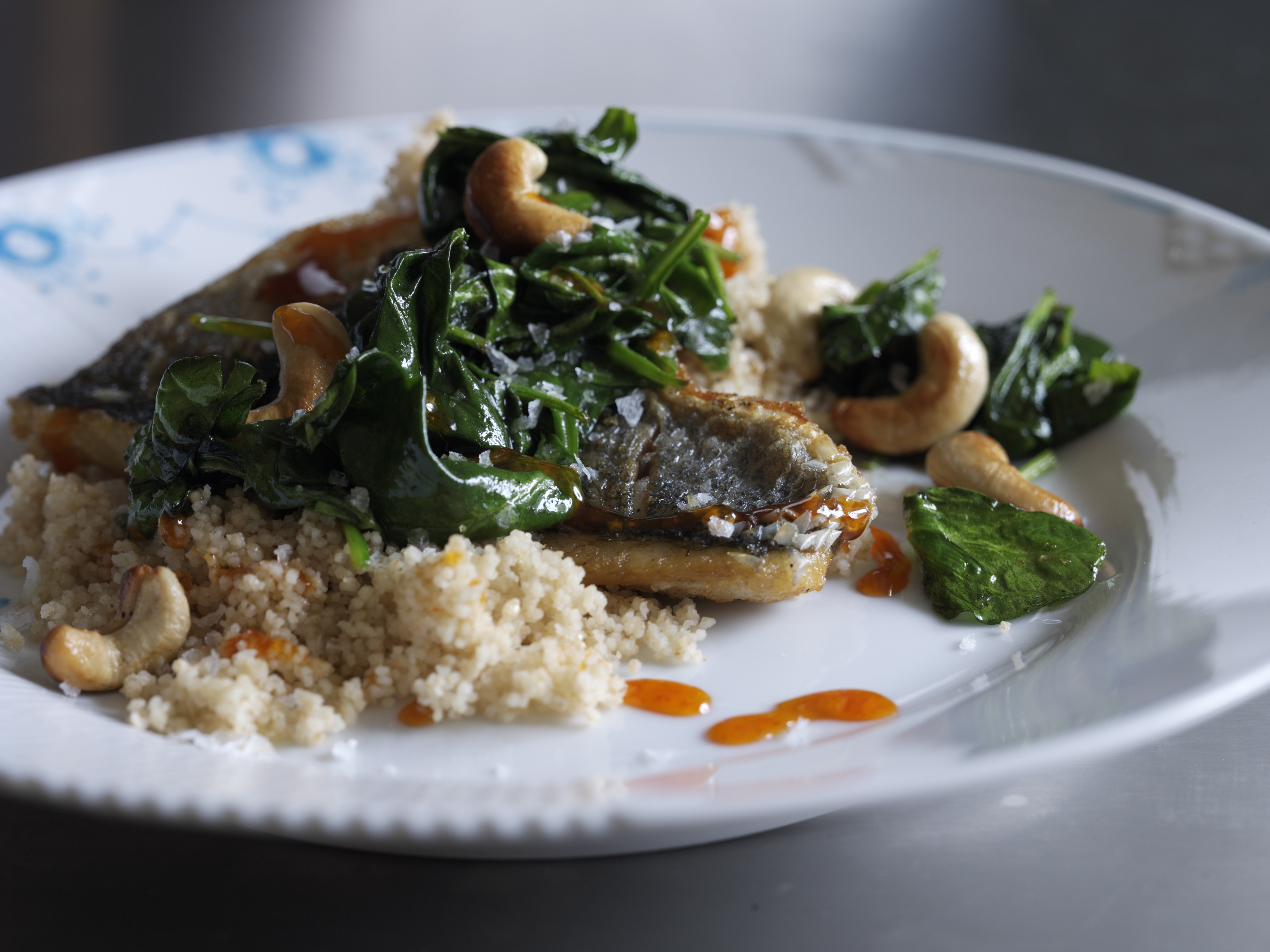 Havbars stegt på skind med couscous og spinat