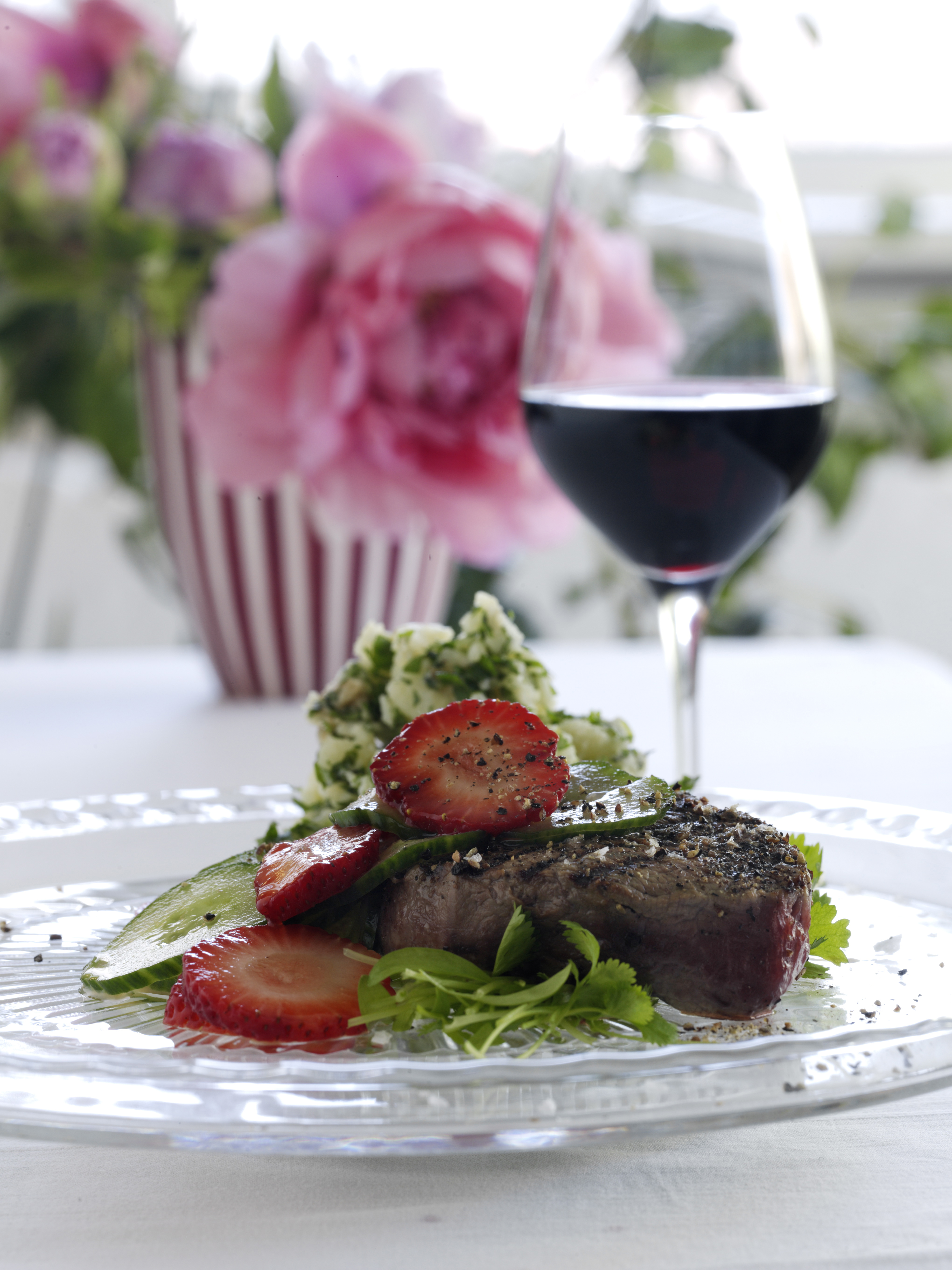 Peberbøf med urtemos af nye kartofler og agurk og jordbærsalat