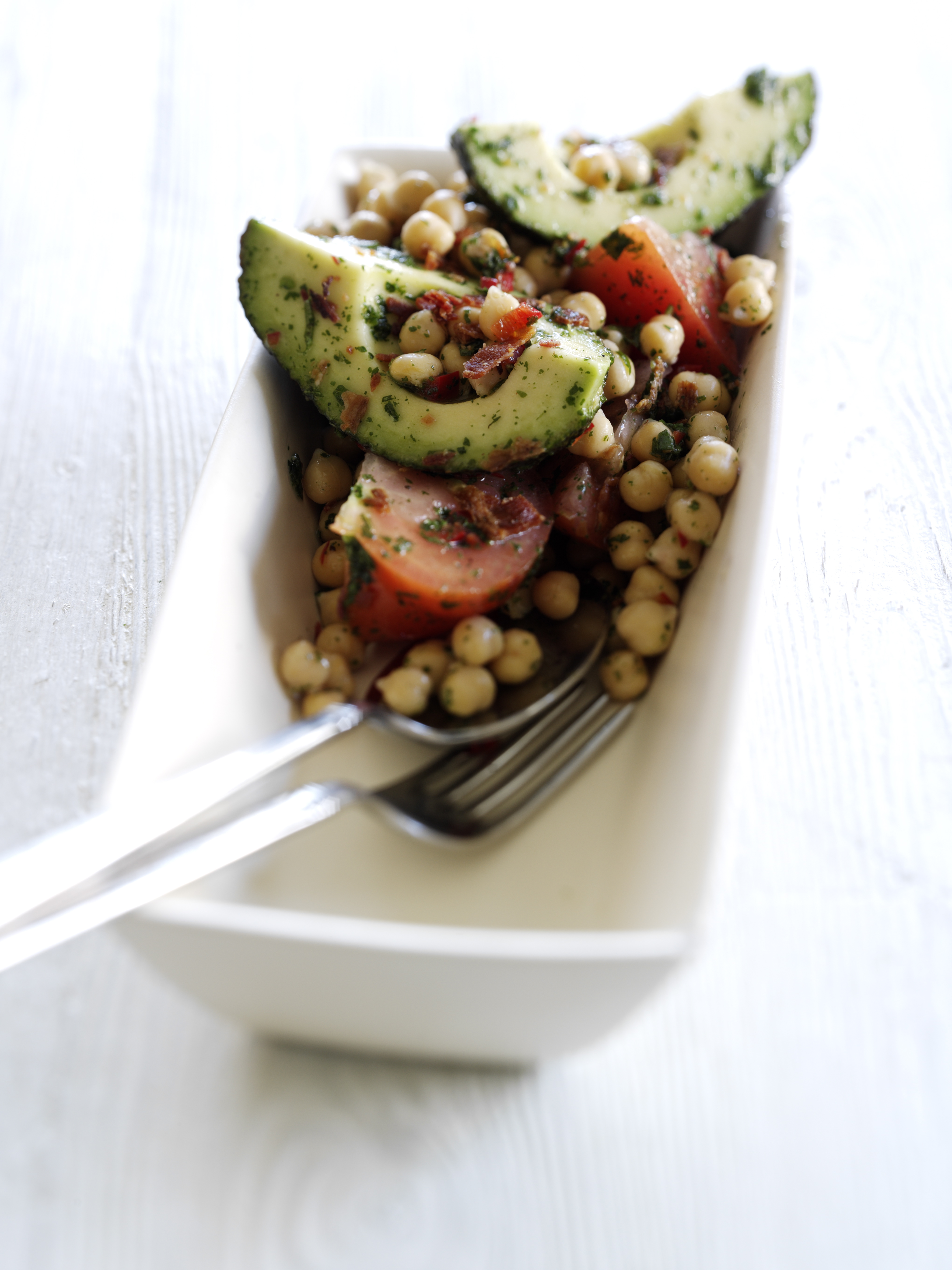 Avocado og kikærtesalat med tørrede urter