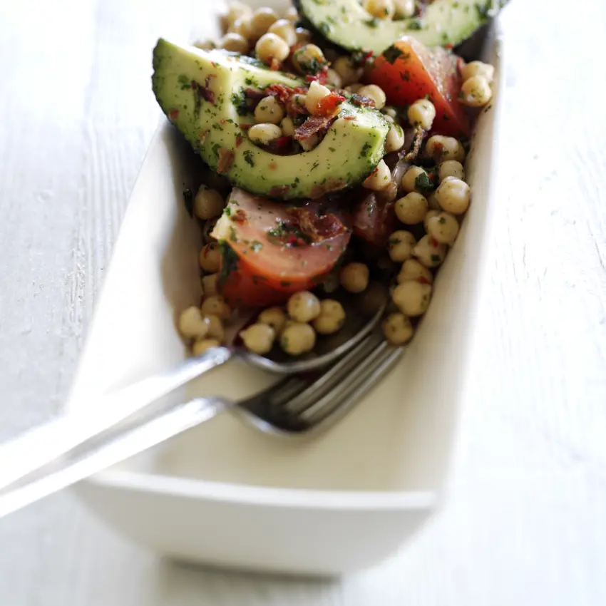 Avocado og kikærtesalat med tørrede urter