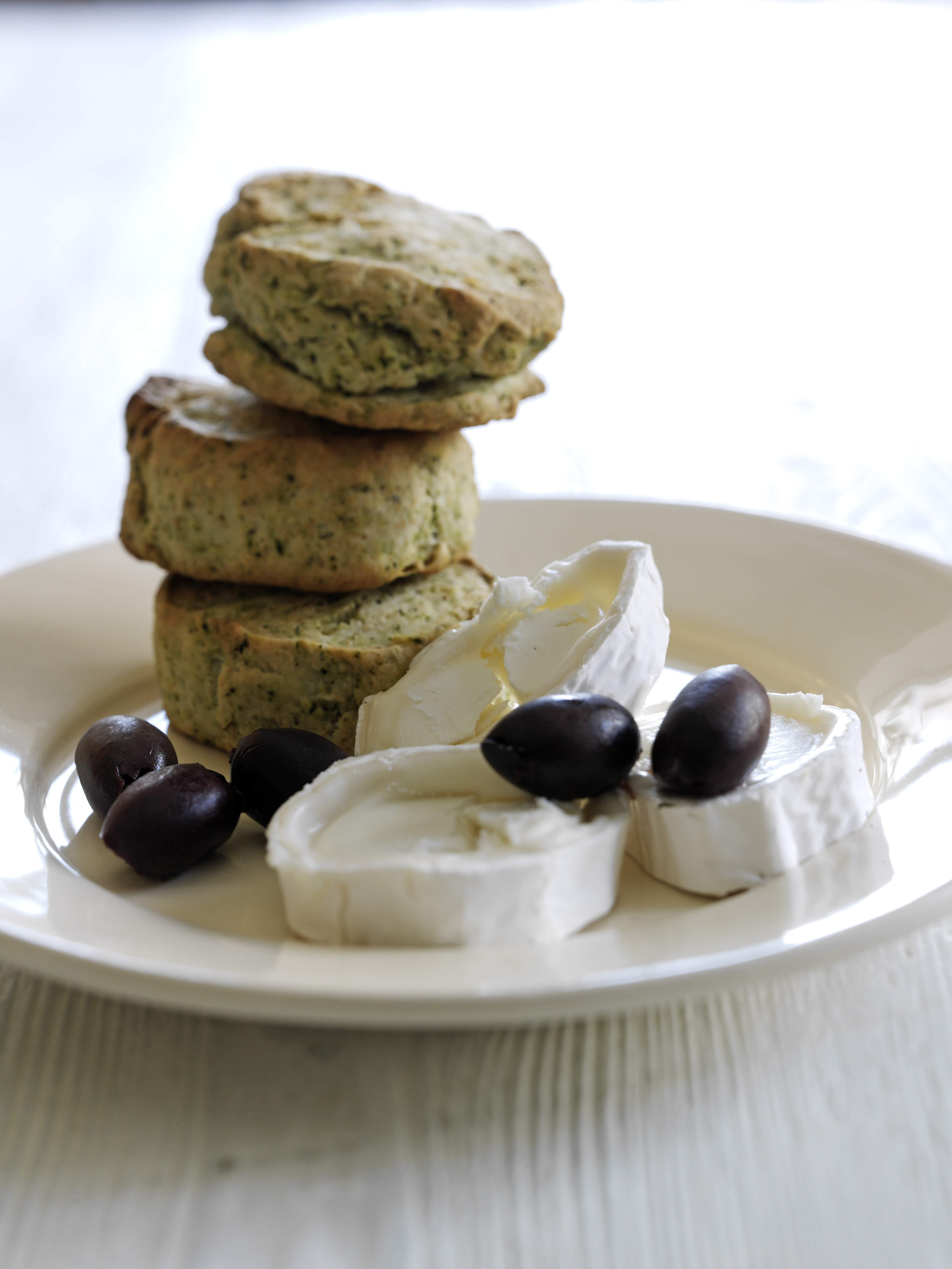Scones med brændenælde, ramsløg, gedeost og oliven