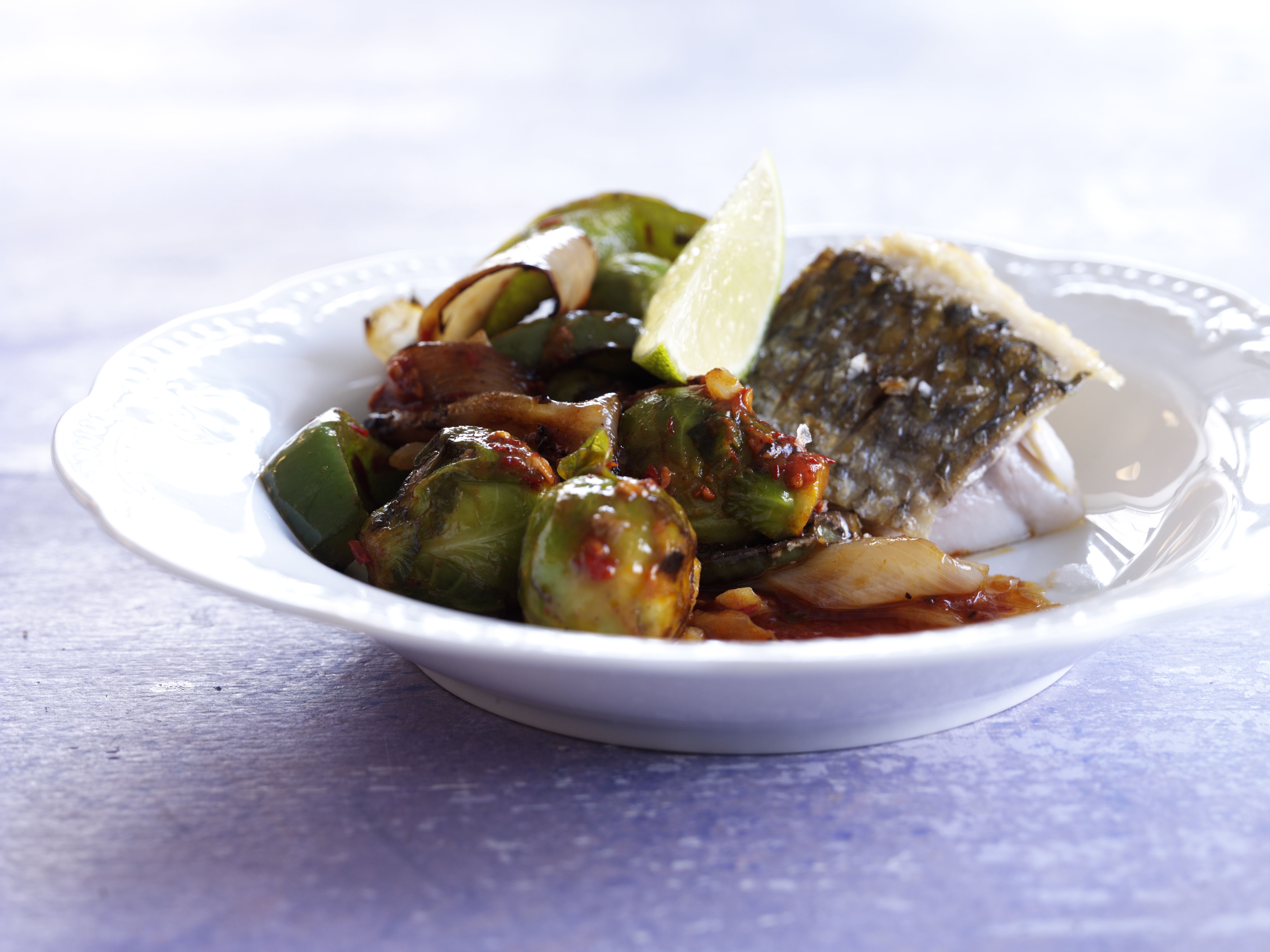 Stegt fisk med rosenkål i sursød sauce