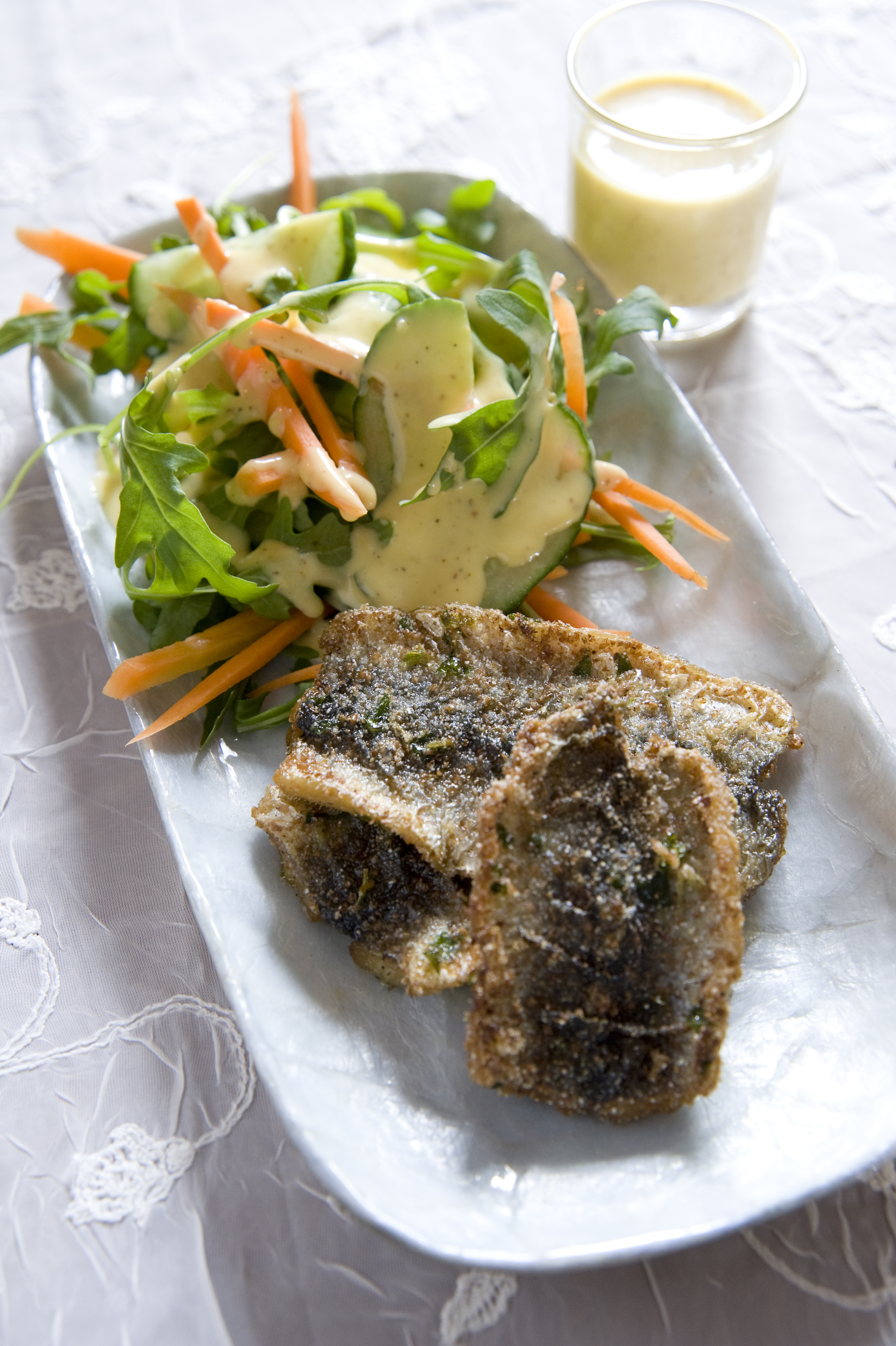 Timianstegt sild med grønt og hjemmerørt dressing