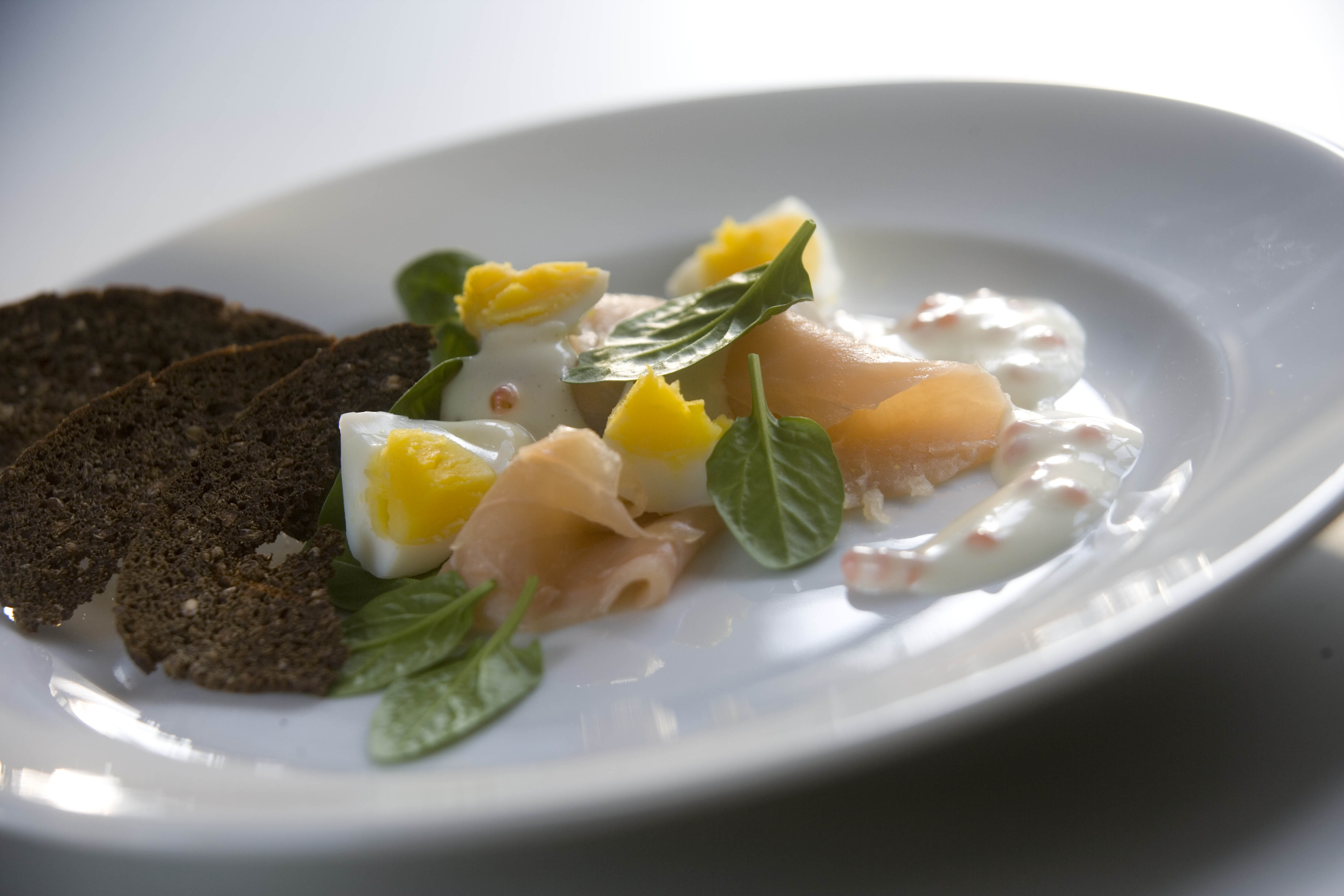 Let mayonnaisecreme til laks og æg