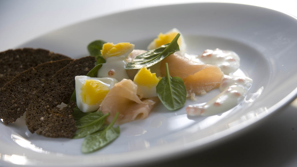 Let mayonnaisecreme til laks og æg