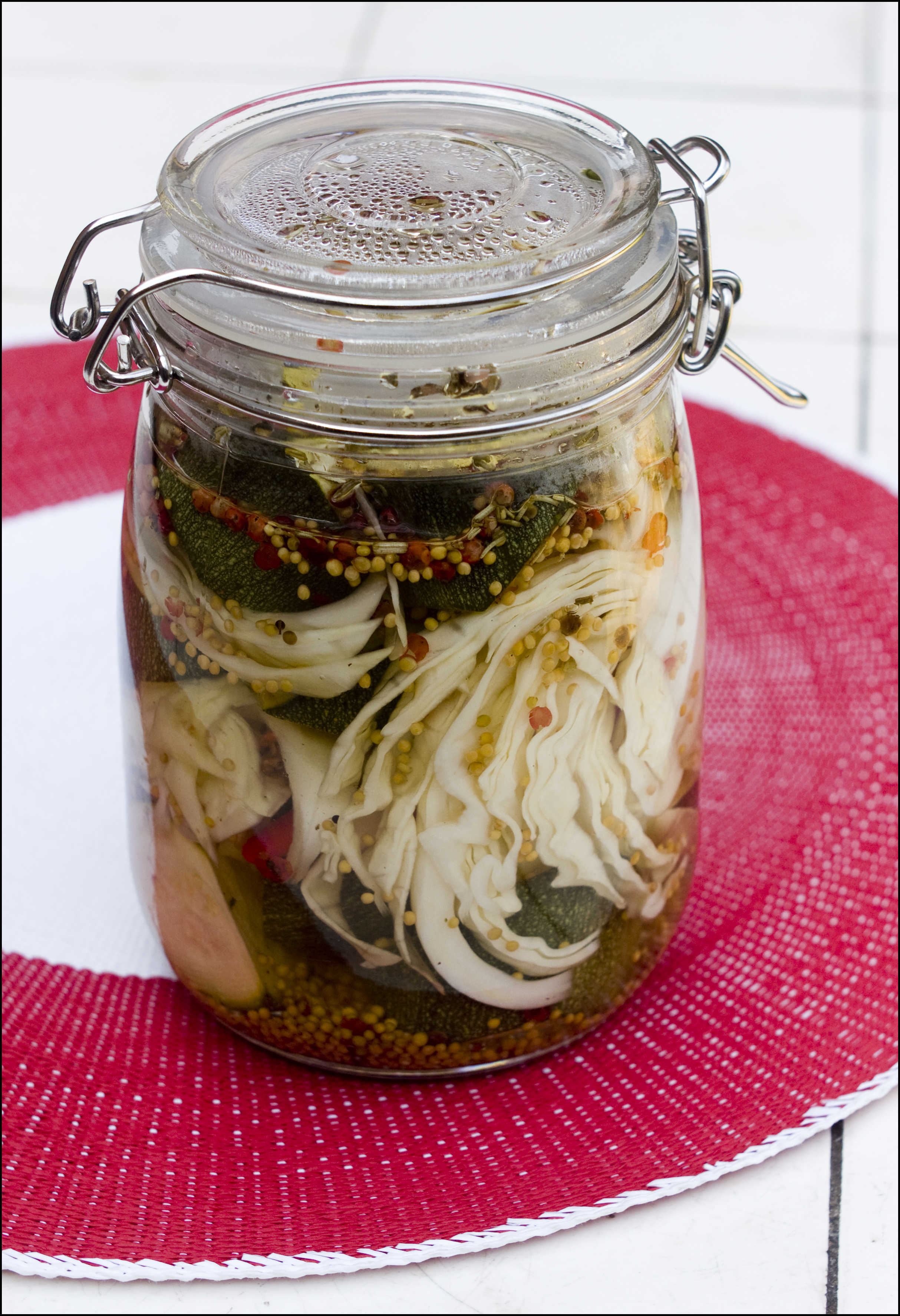 Syltede grøntsager til de grillede pølser