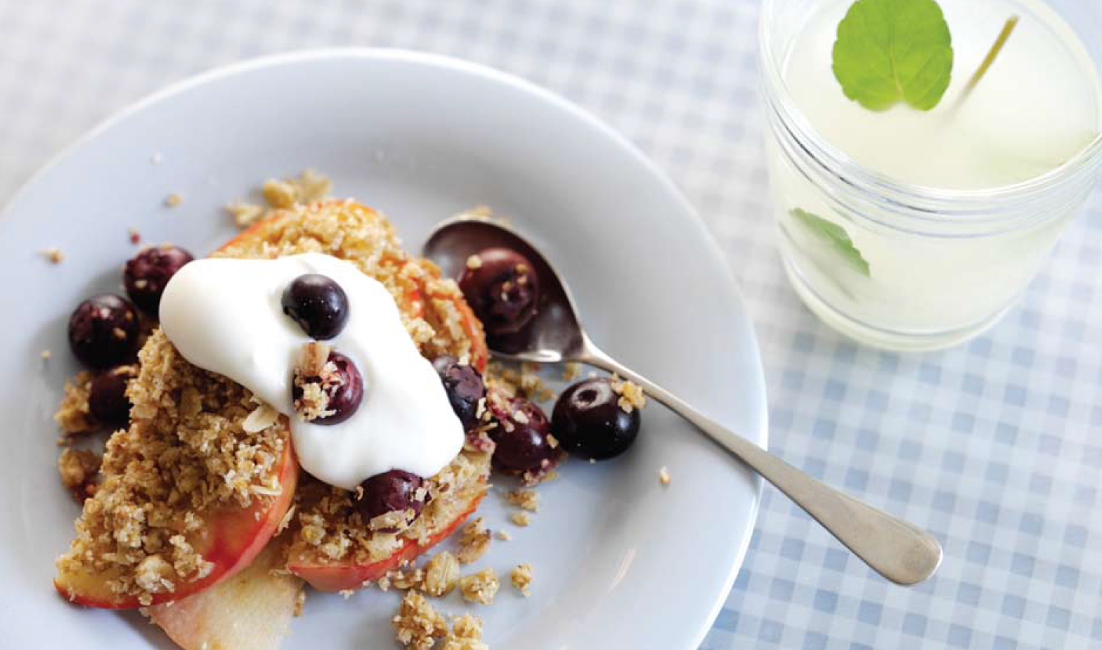 Smuldretærte med æble og blåbær - Ingefærvand hertil