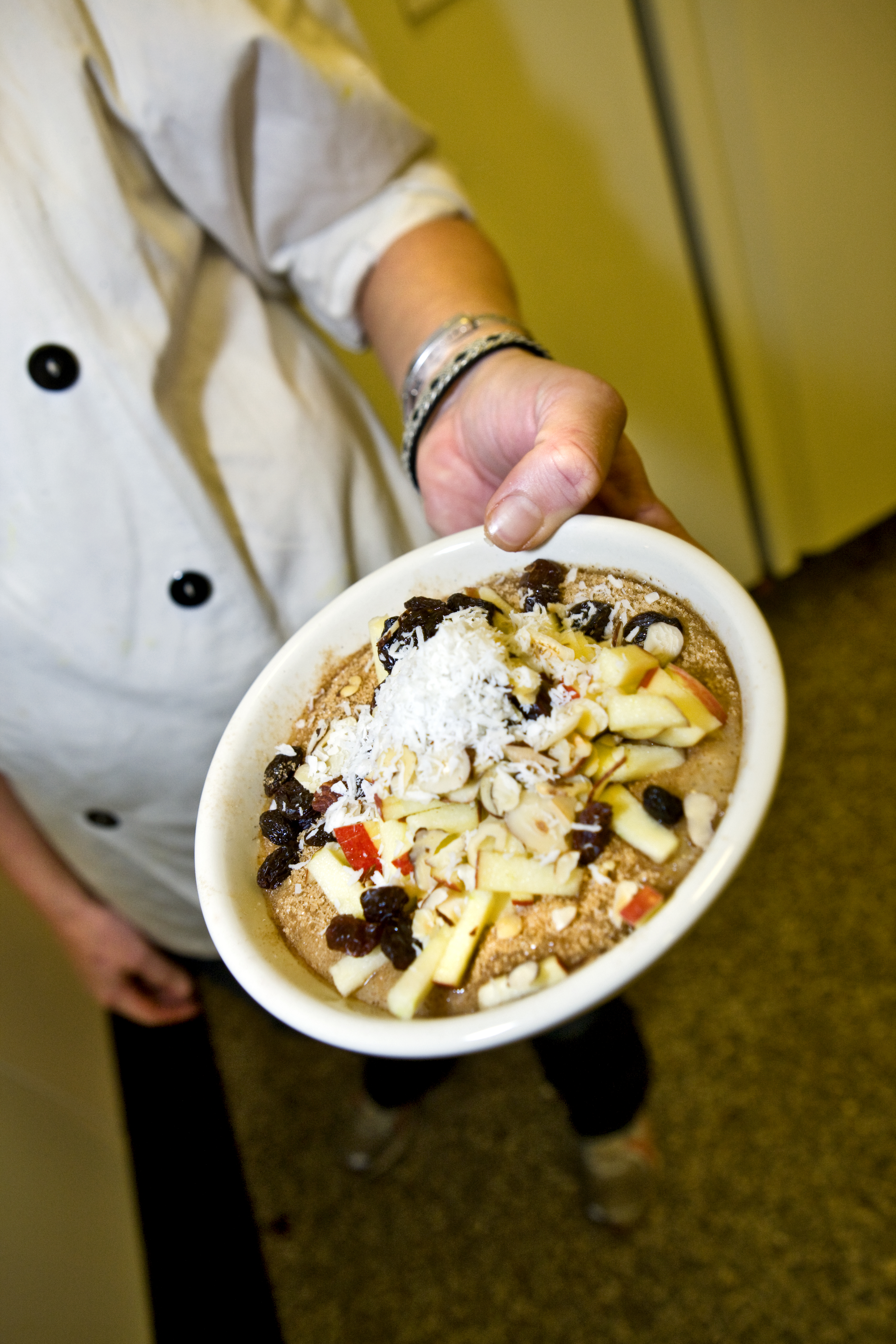 Havregrød med frugt, kokos og nødder