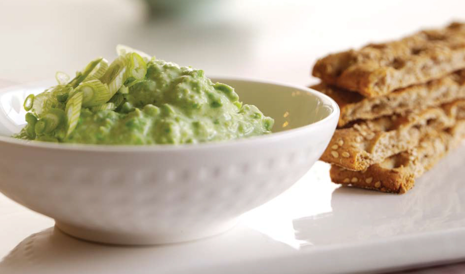 Ærtedip på knækbrød