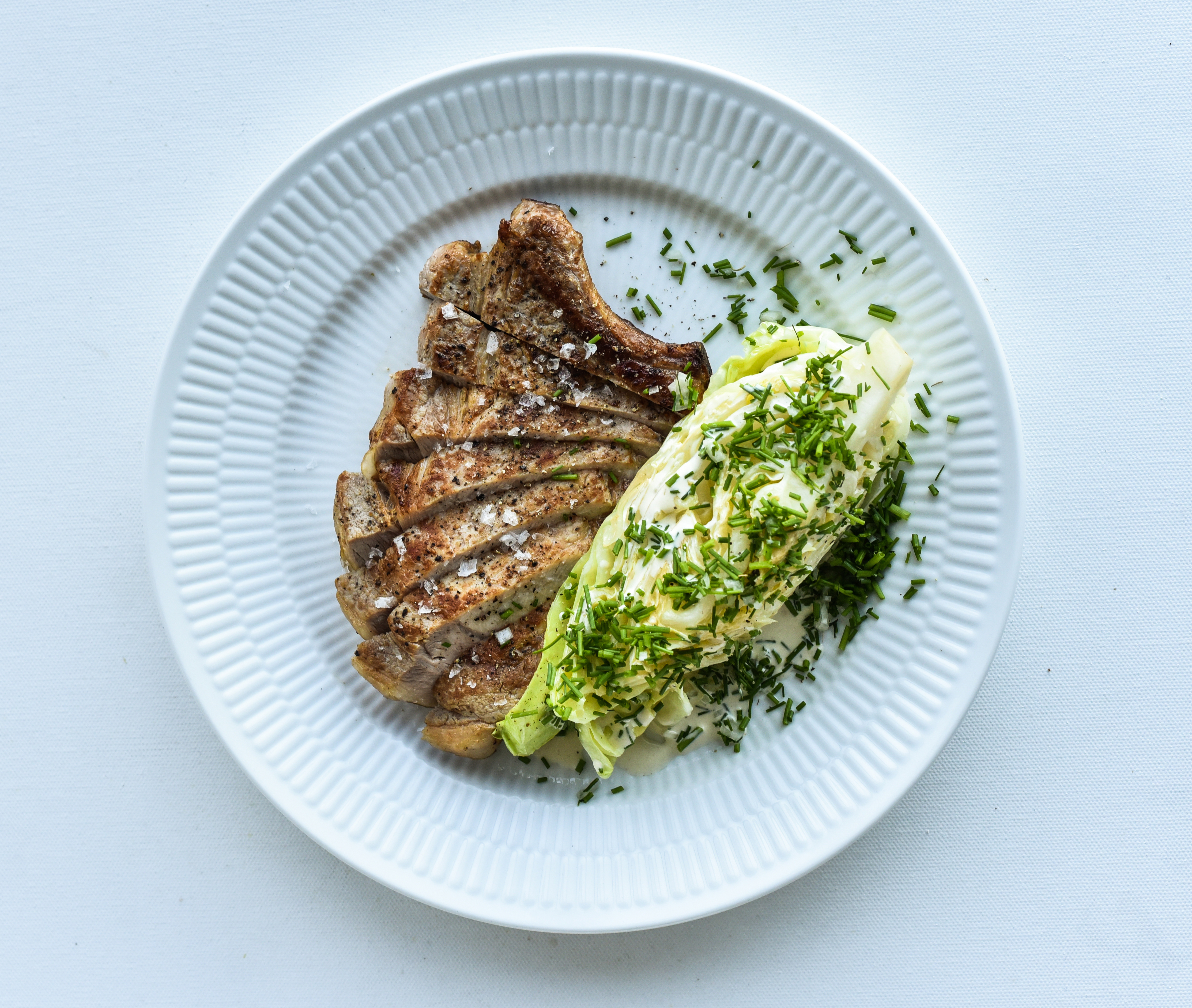 Skaftekotelet med spidskål og urtedrys