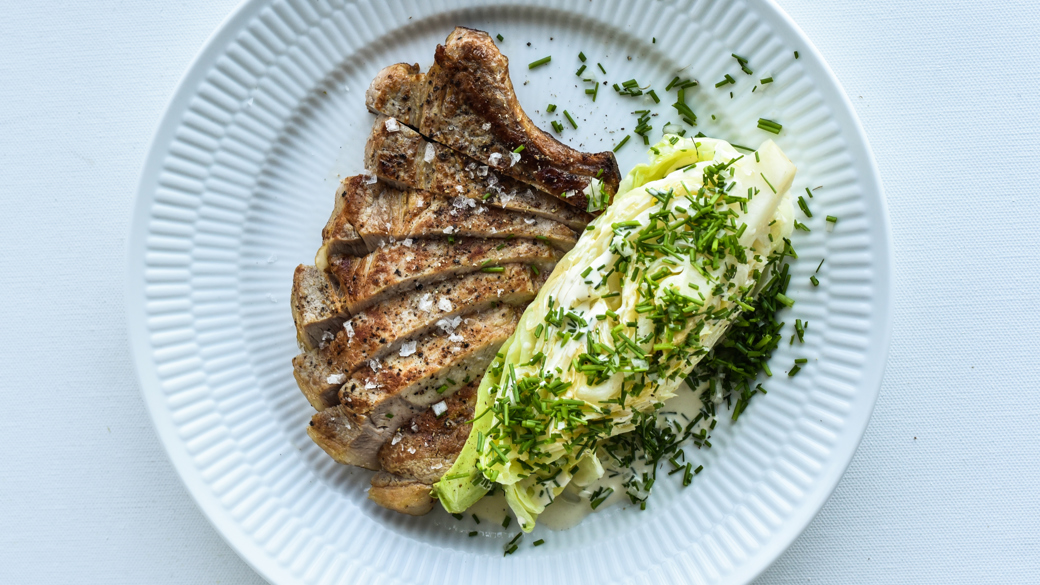 Skaftekotelet med spidskål og urtedrys