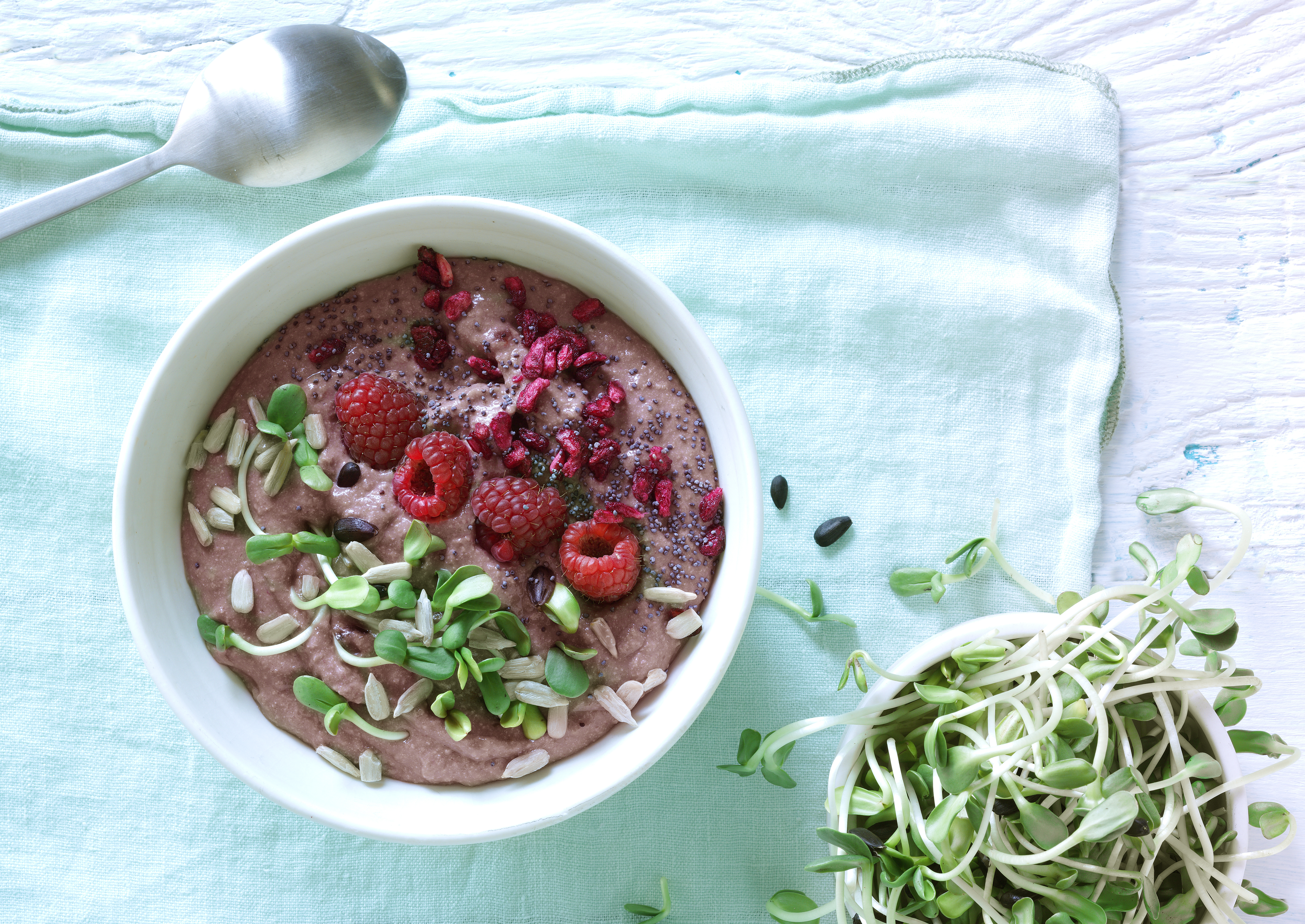 Morgenbowle med hindbær og solsikkeskud