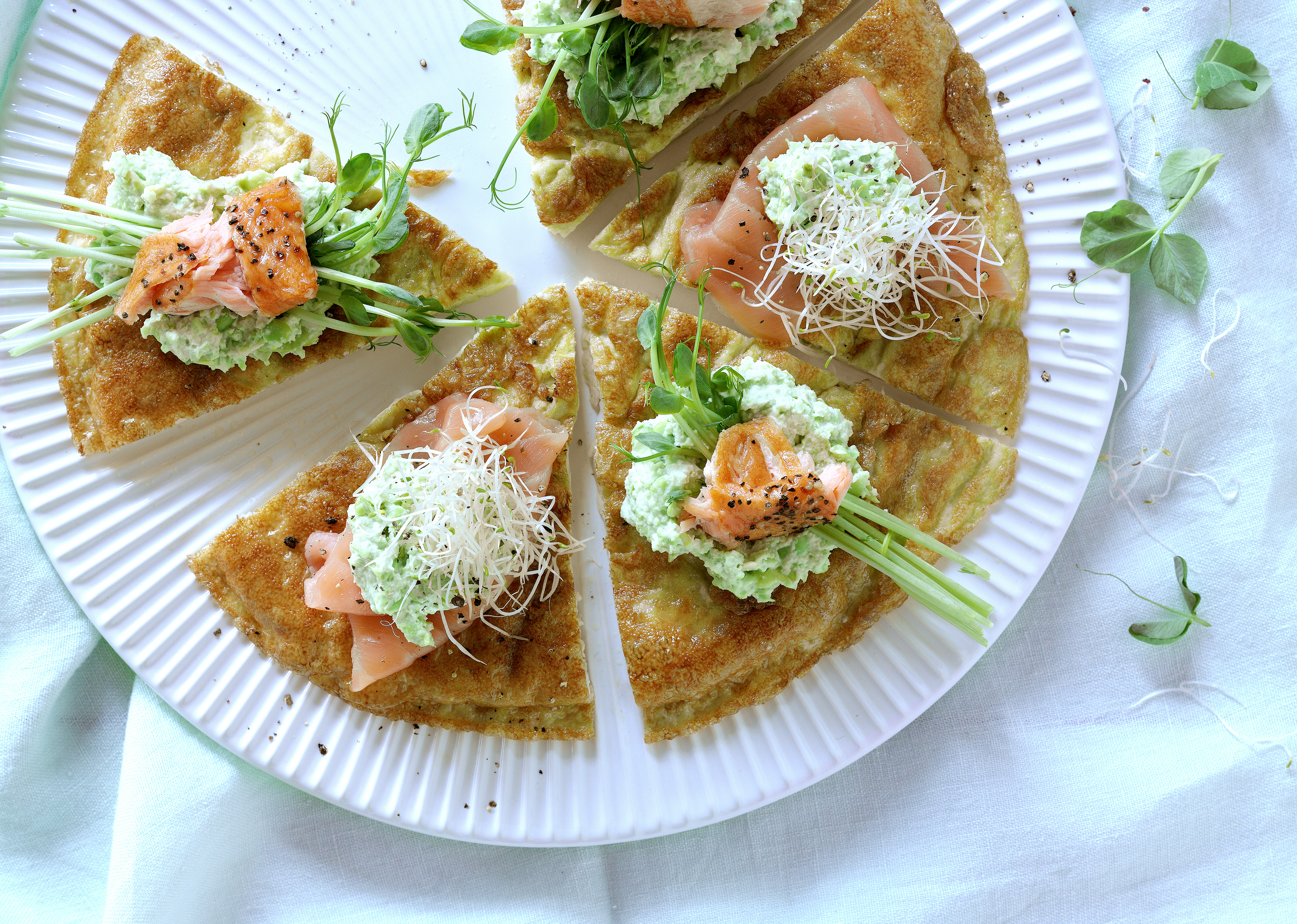 Omelet med to slags laks og spirer