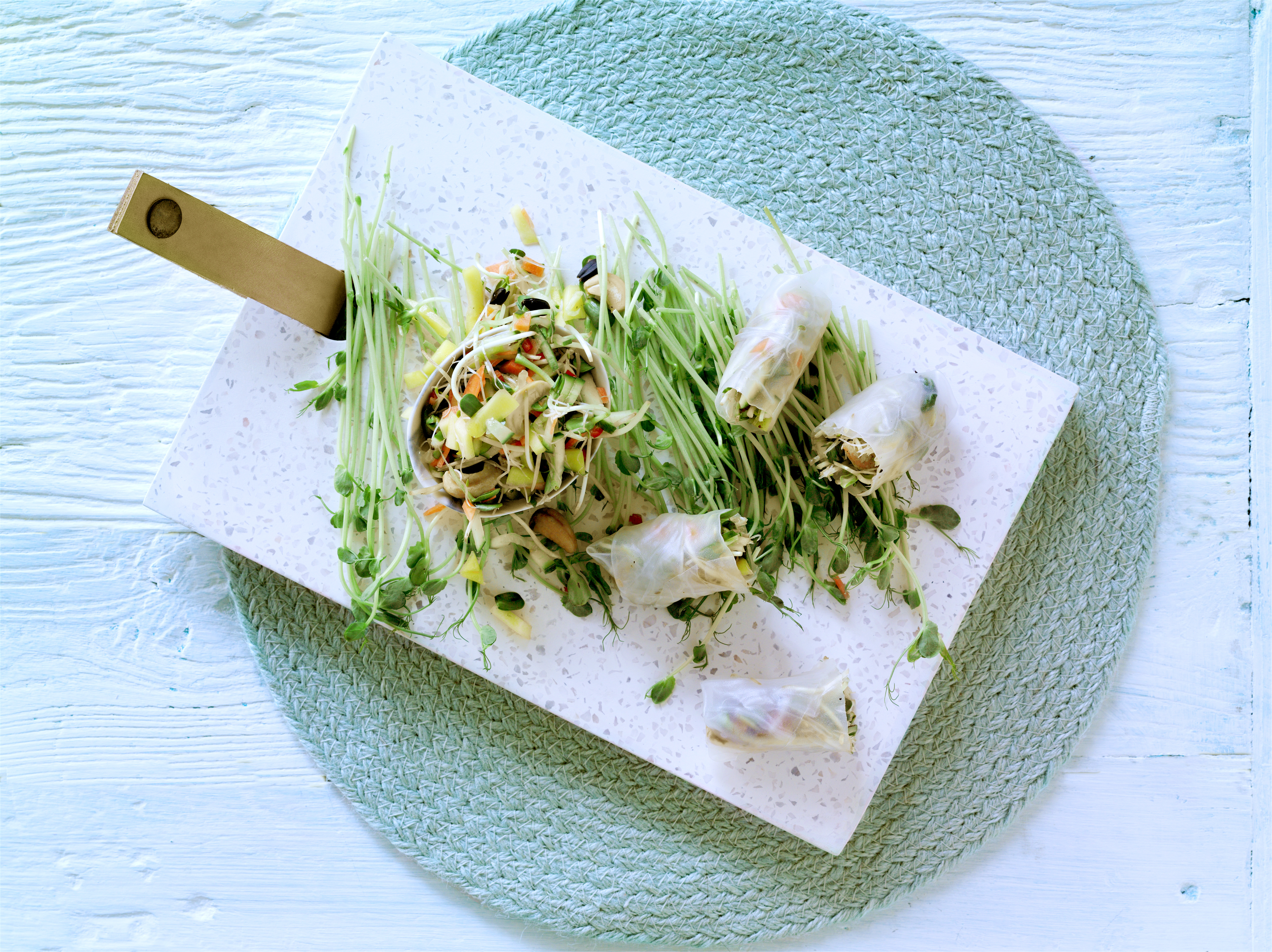 Rispapirsruller med spicy kylling og spirer