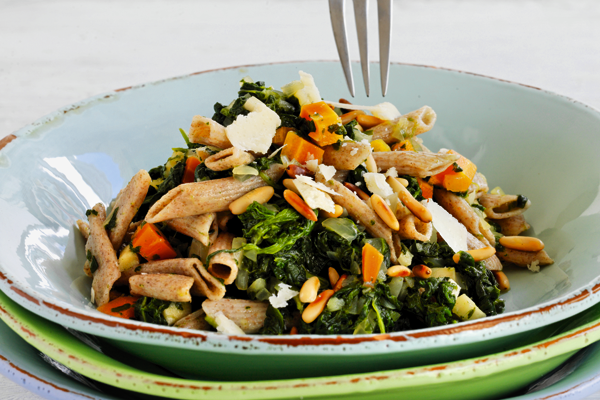 Fuldkornspasta med spinat, rodfrugt og pinjekerne