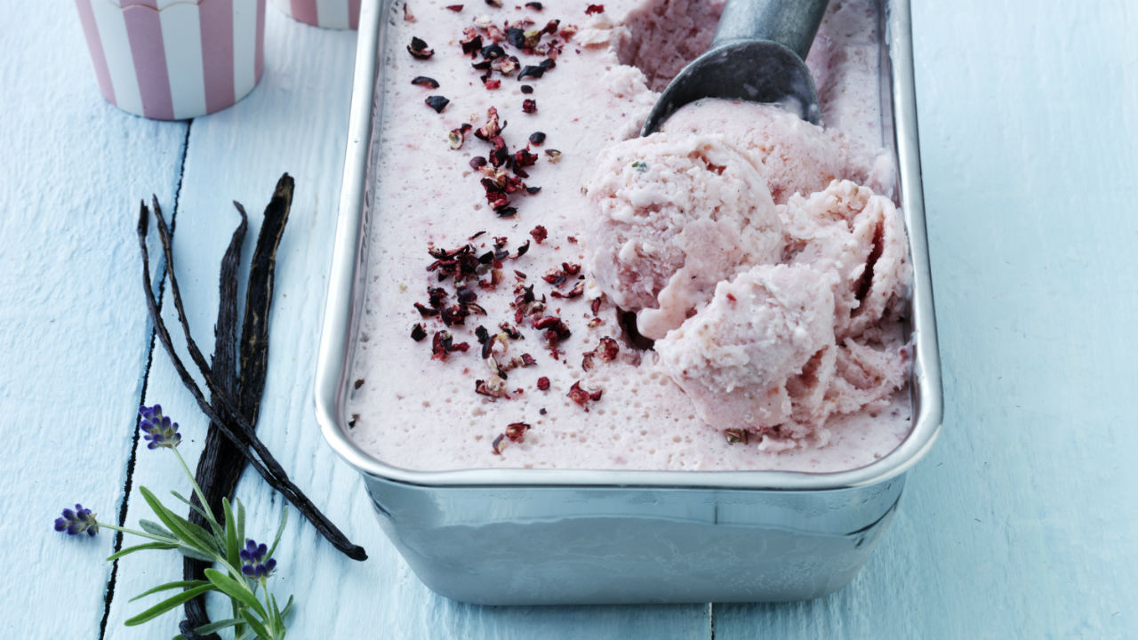 Jordbær-yoghurt-is med basilikum