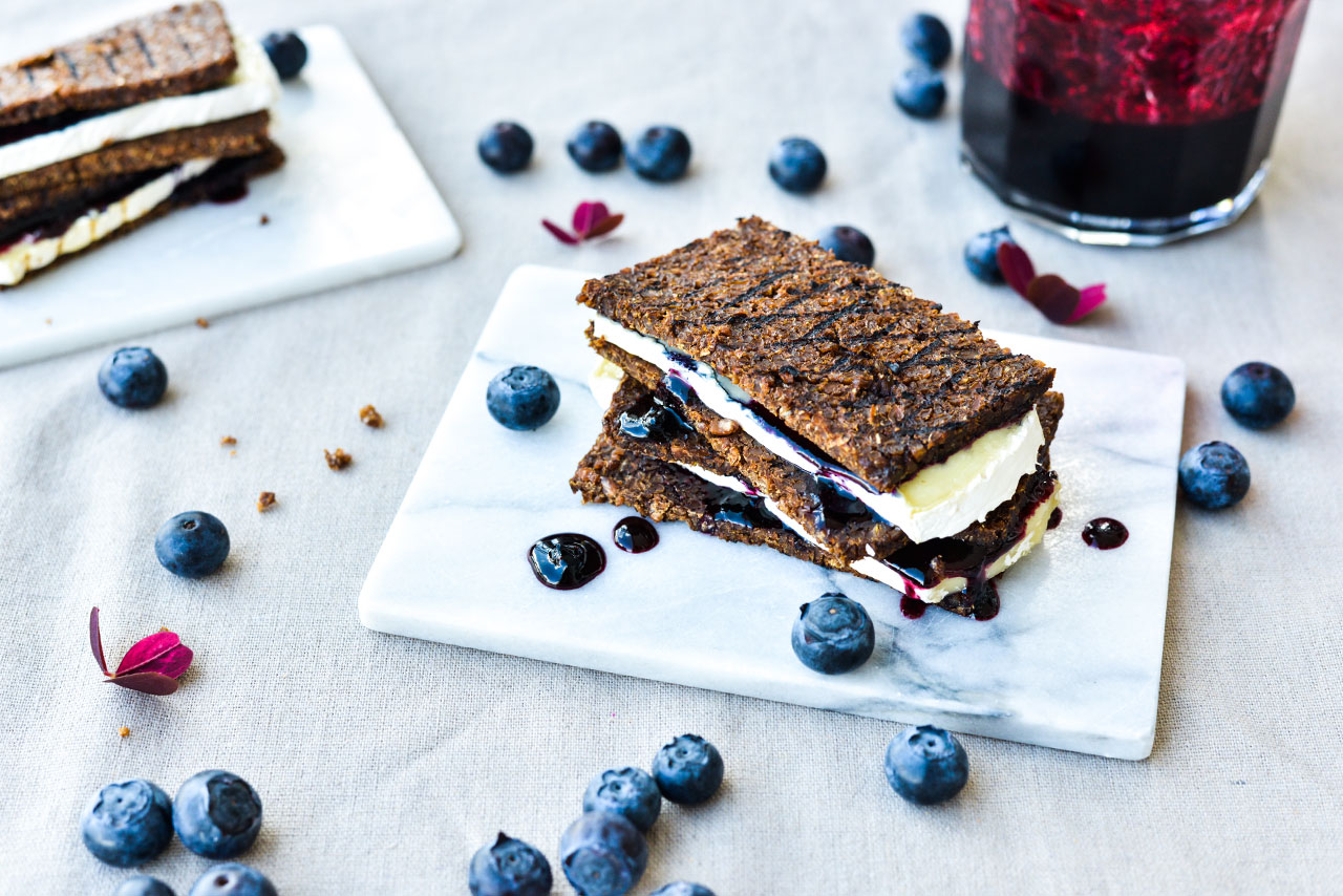 Rugbrødstoast med brie og blåbær