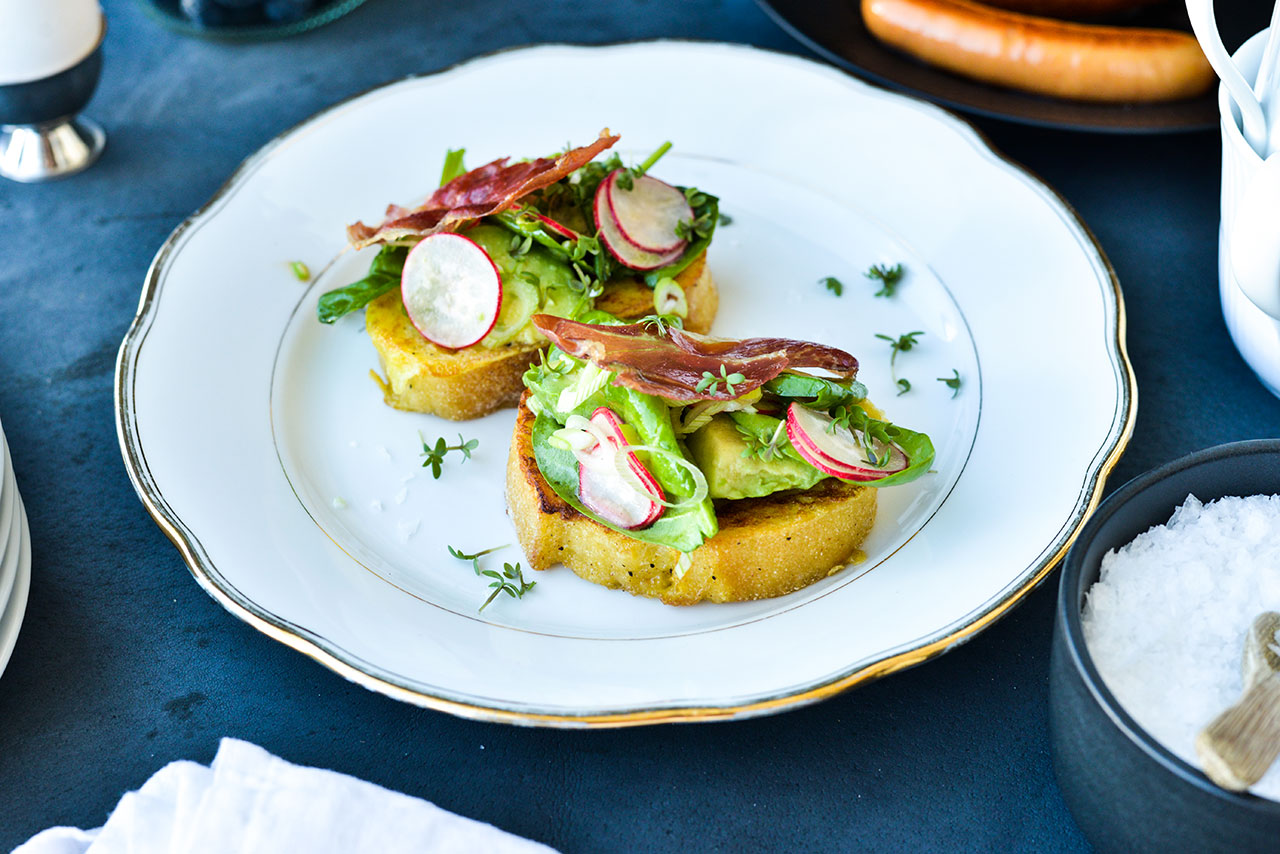 Salte arme riddere med avocadosalat og sprød skinke