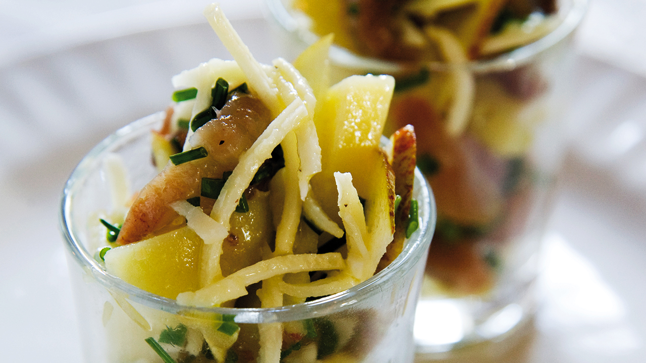 Sildesalat med kartofler, æbler, purløg og peberrod