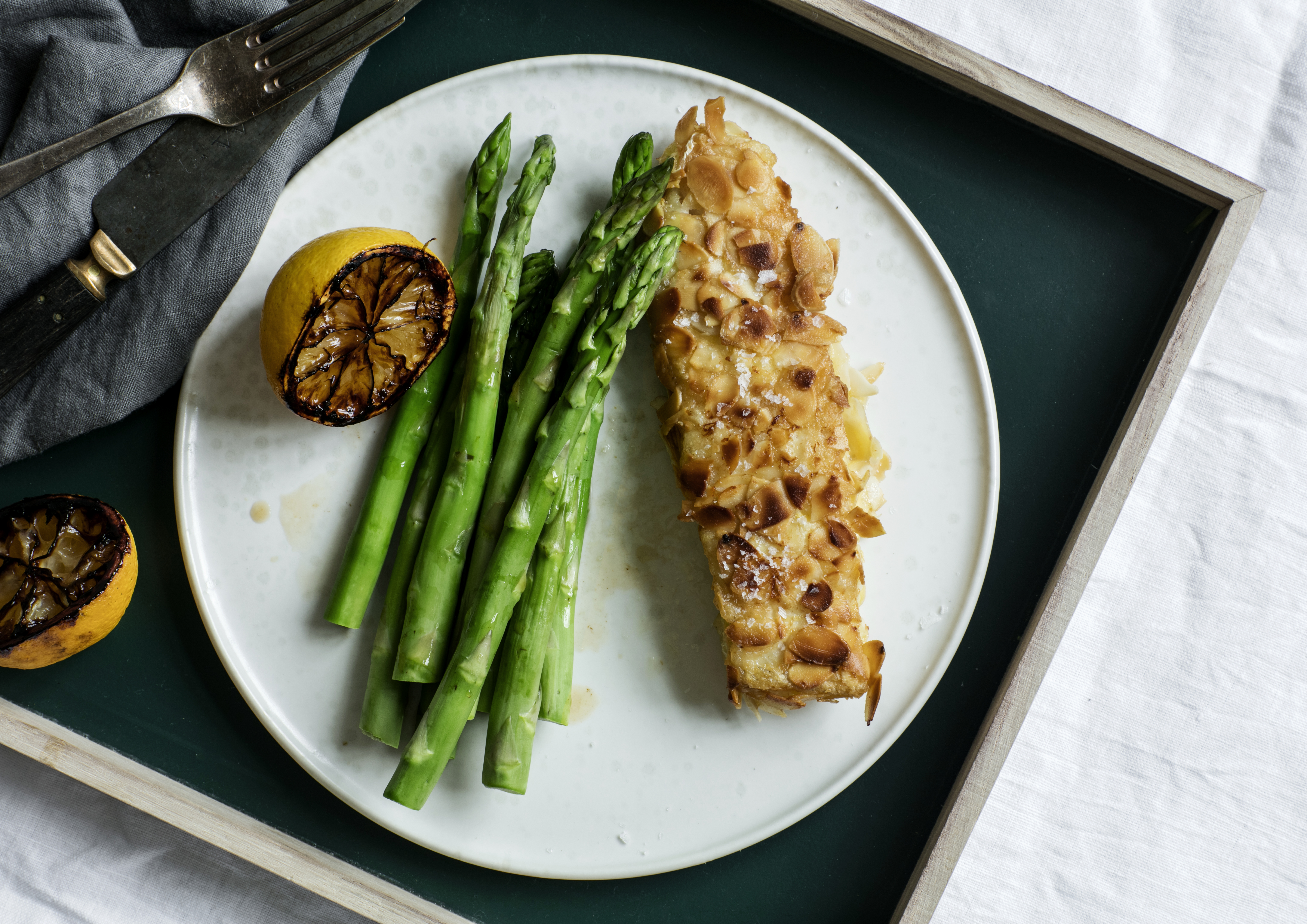Mandelstegt fisk med stegte citroner