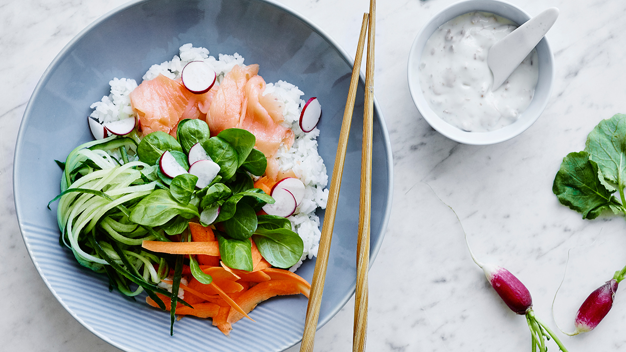 Sushibowle med laks og avocado