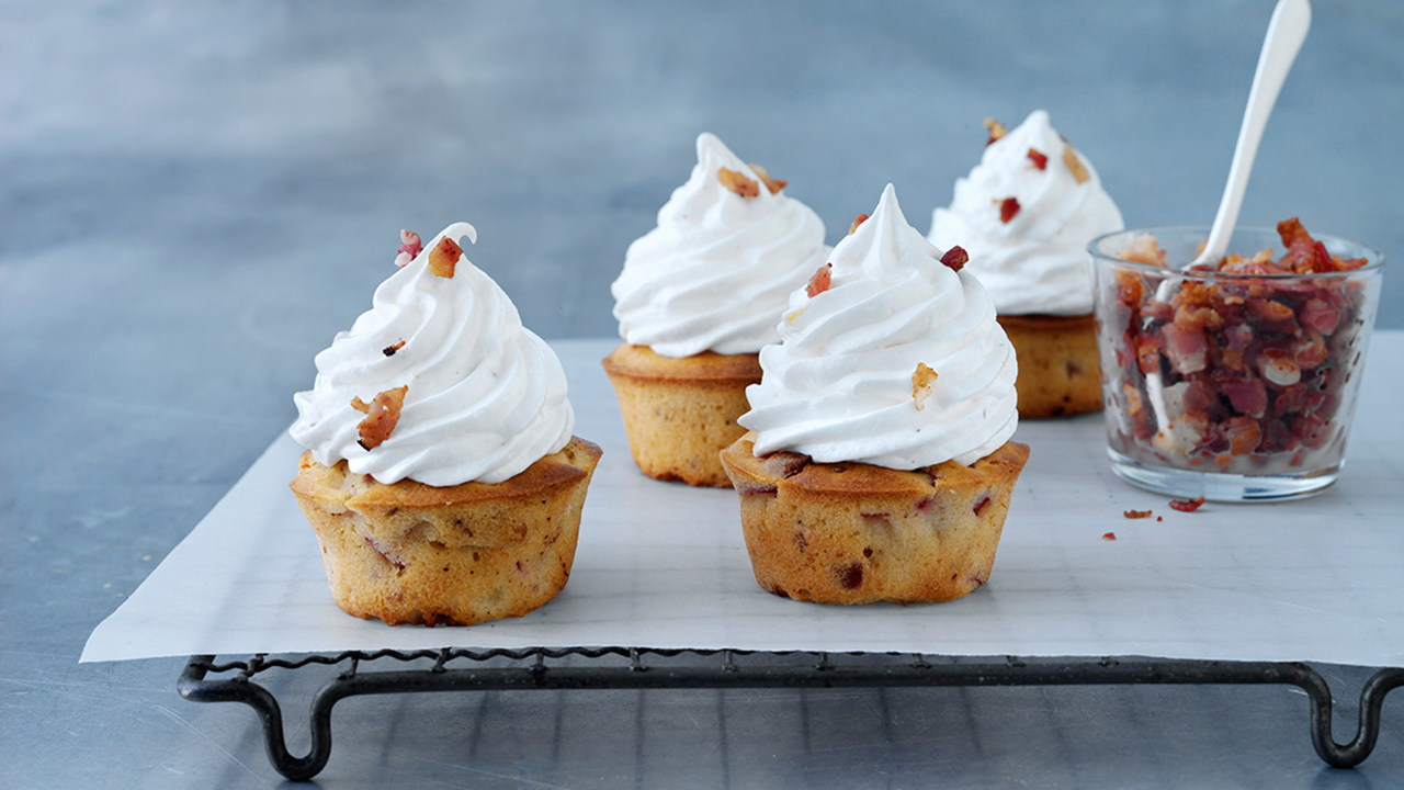 Bacon-fersken cupcakes med glasur med bacon og marshmellow