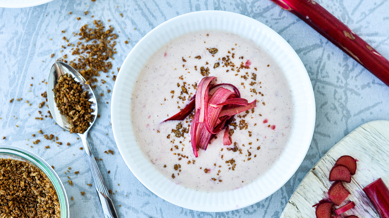 Rabarberkoldskål med karamelliseret rugbrød