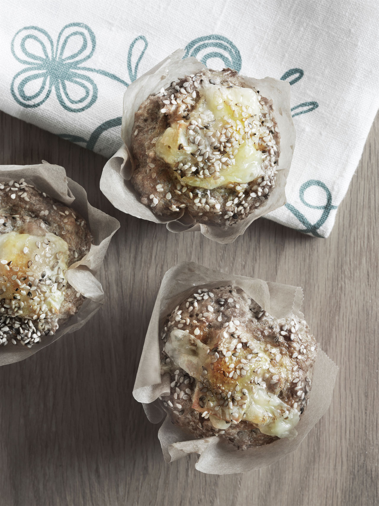 Boller af vårhvede med brieost