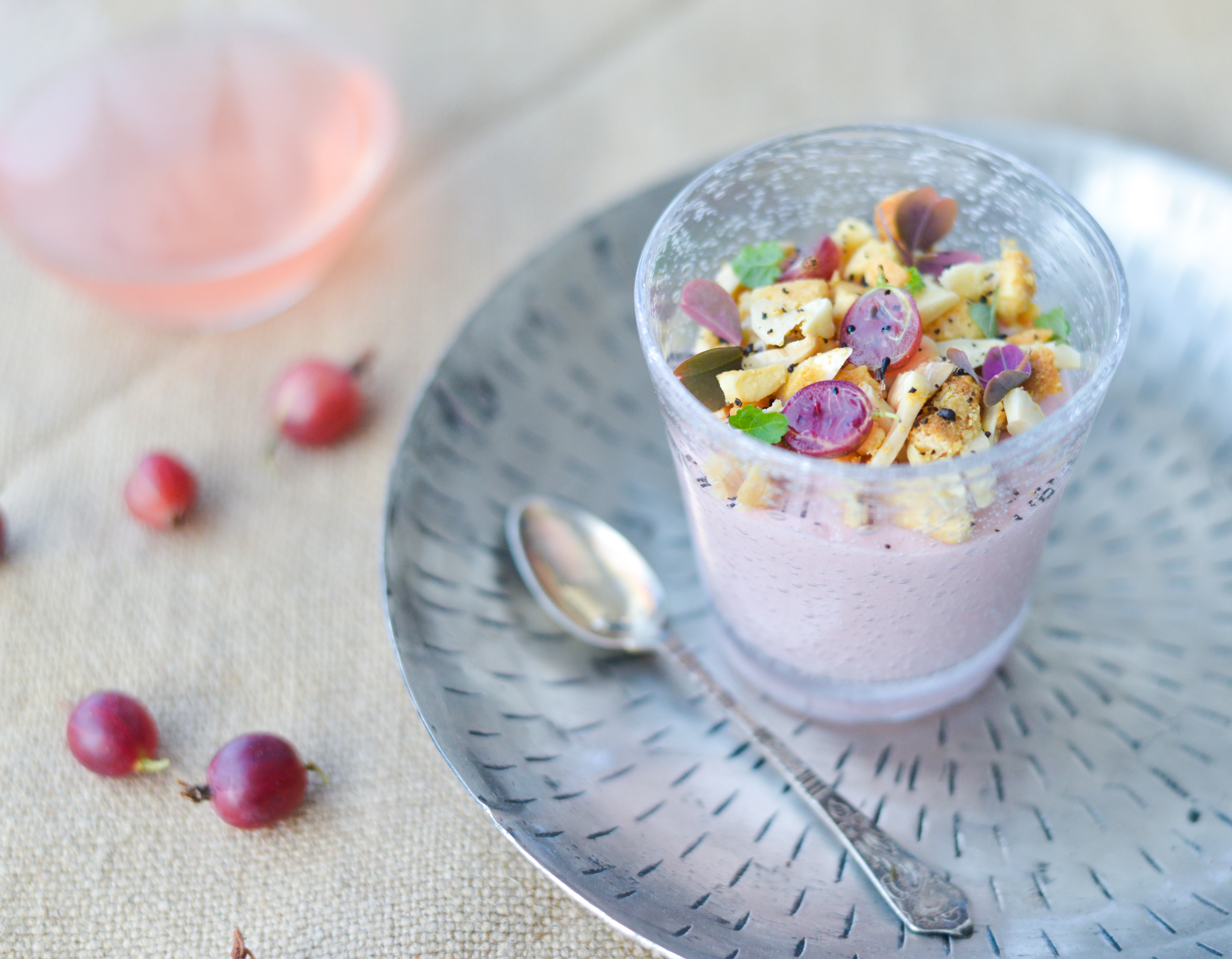 Stikkelsbærmousse med mandelcrunch