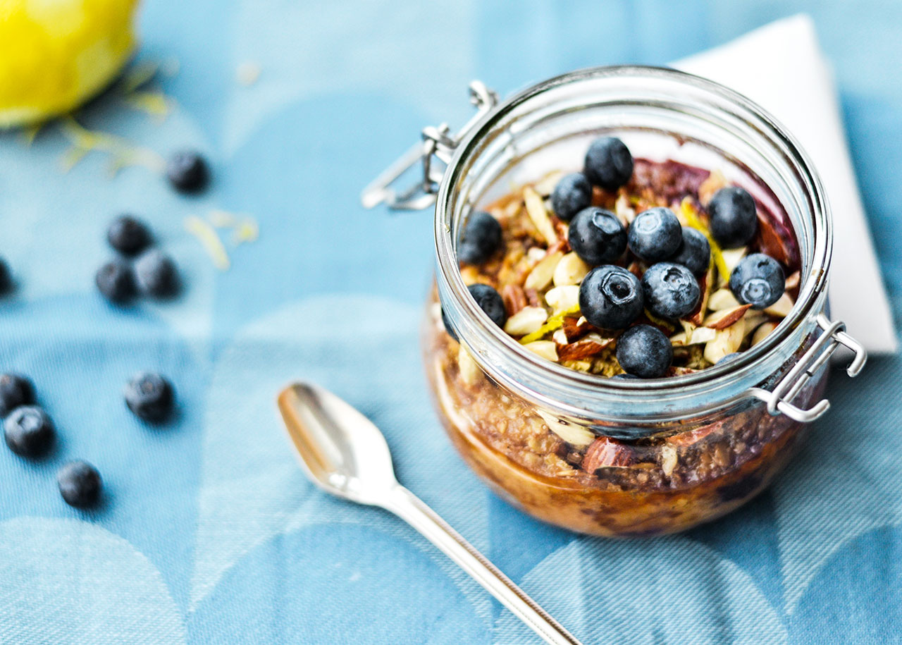 Bagt grød med bær og nødder