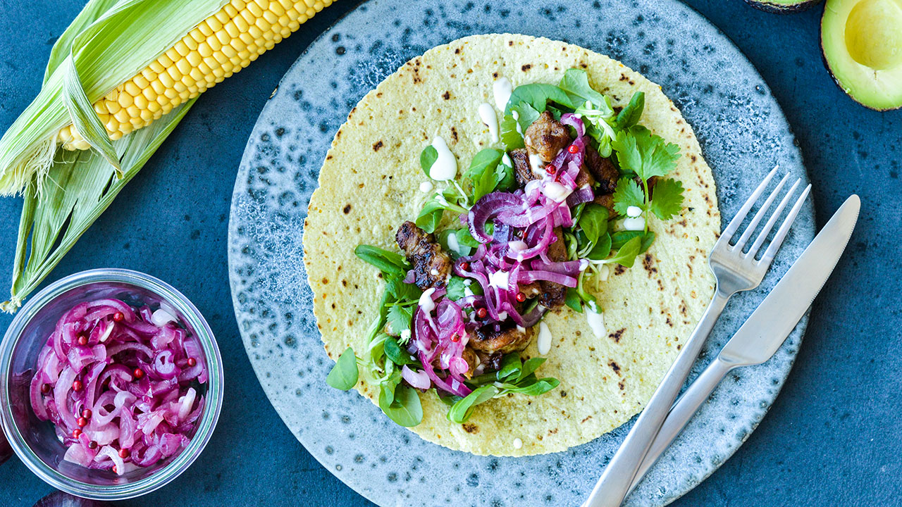 Majstortillas med krydret svinekød og rødløgsrelish