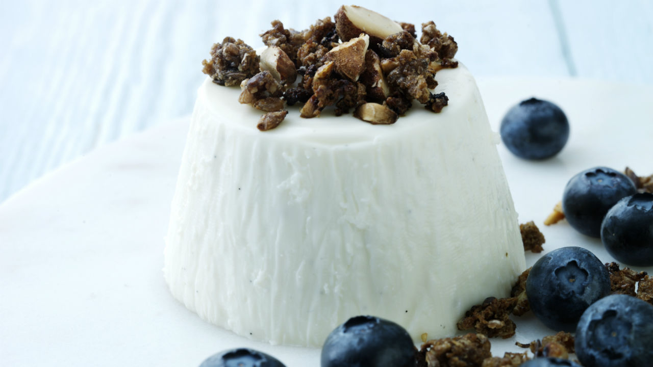 Panna cotta med kærnemælk, bær og rugbrødsknas