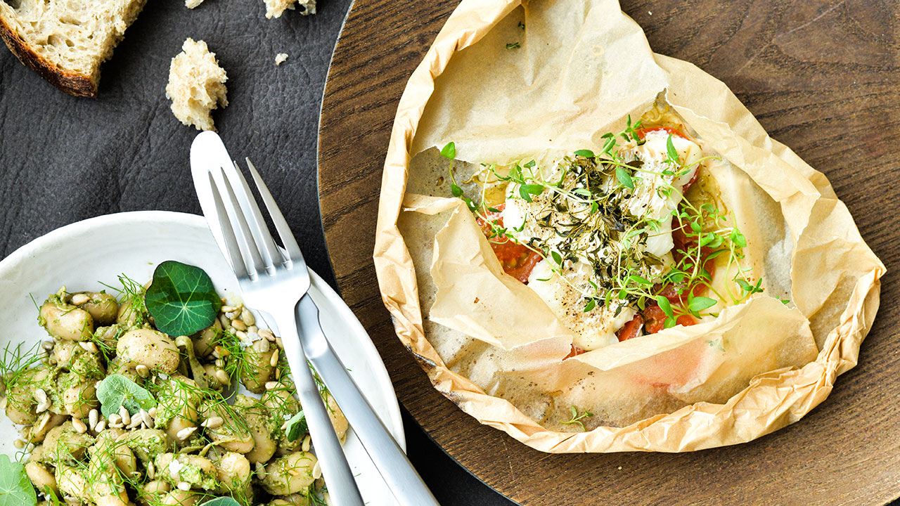 Bagt torsk med bønner i persillepesto