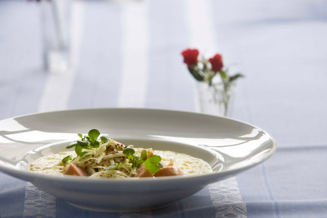 Hvidkålssuppe med kålpølser