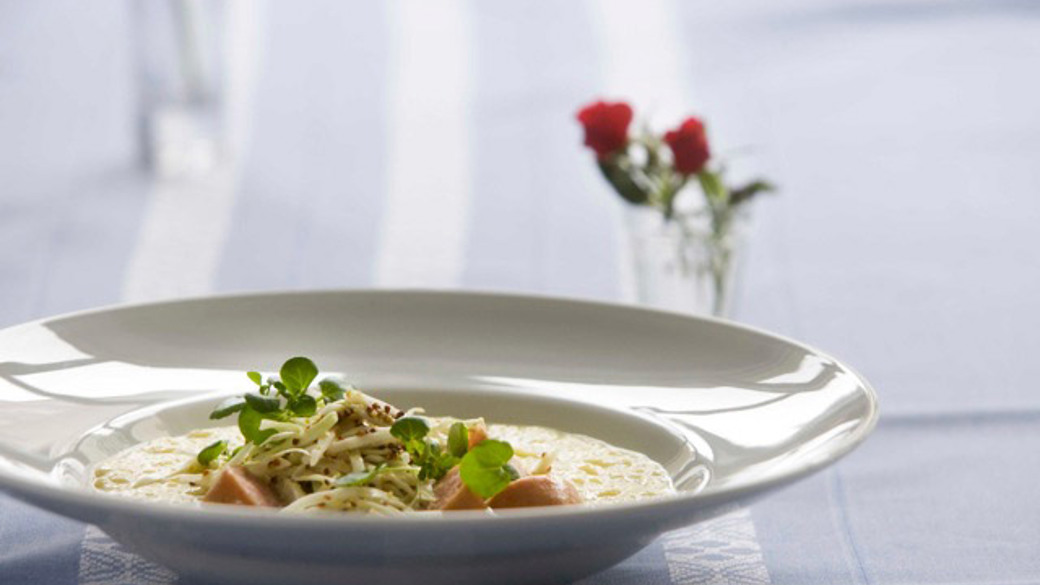 Hvidkålssuppe med kålpølser