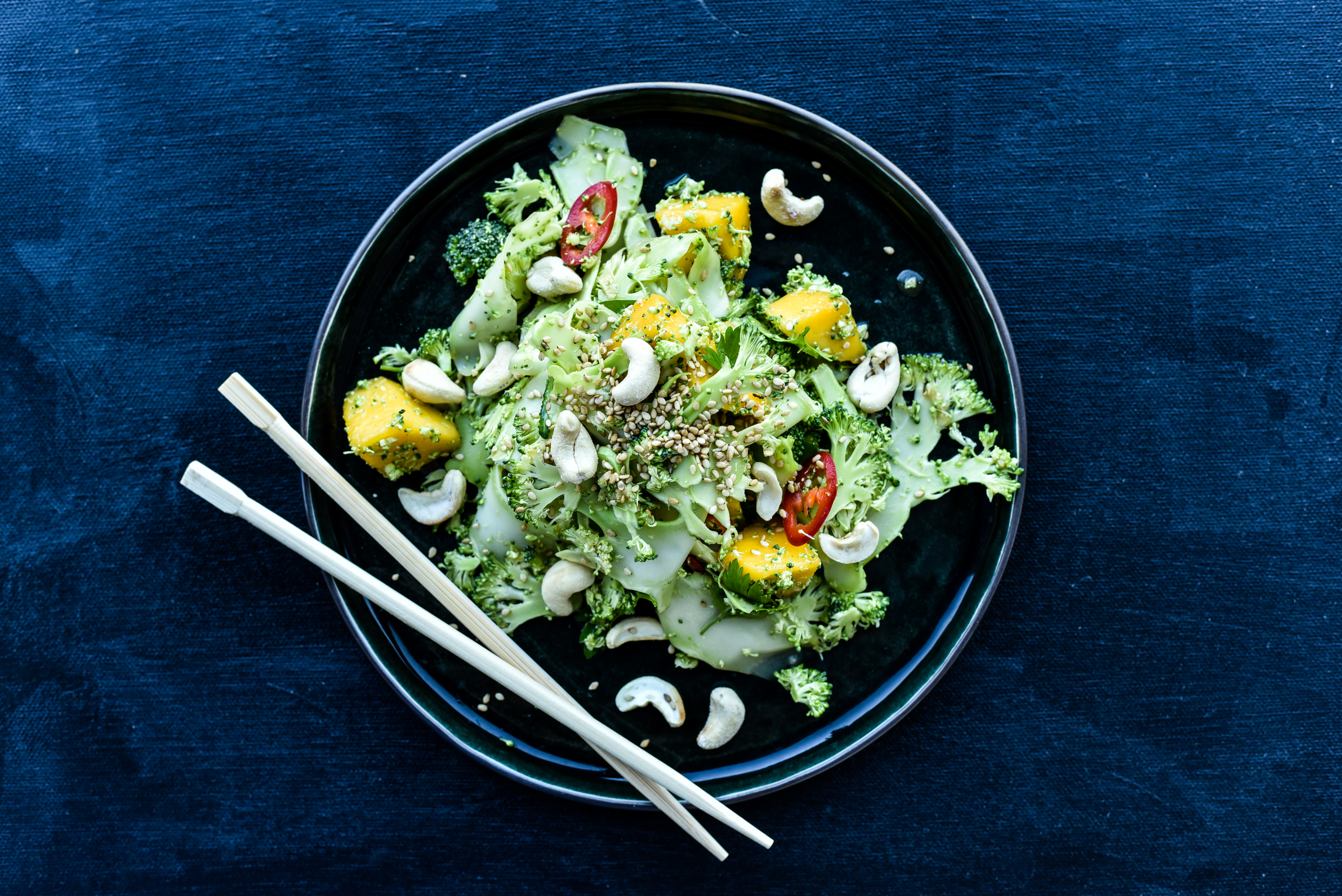 Broccolisalat med frisk mango og sesam