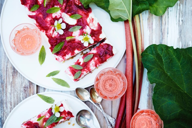 Cheesecake med hindbær og rabarber