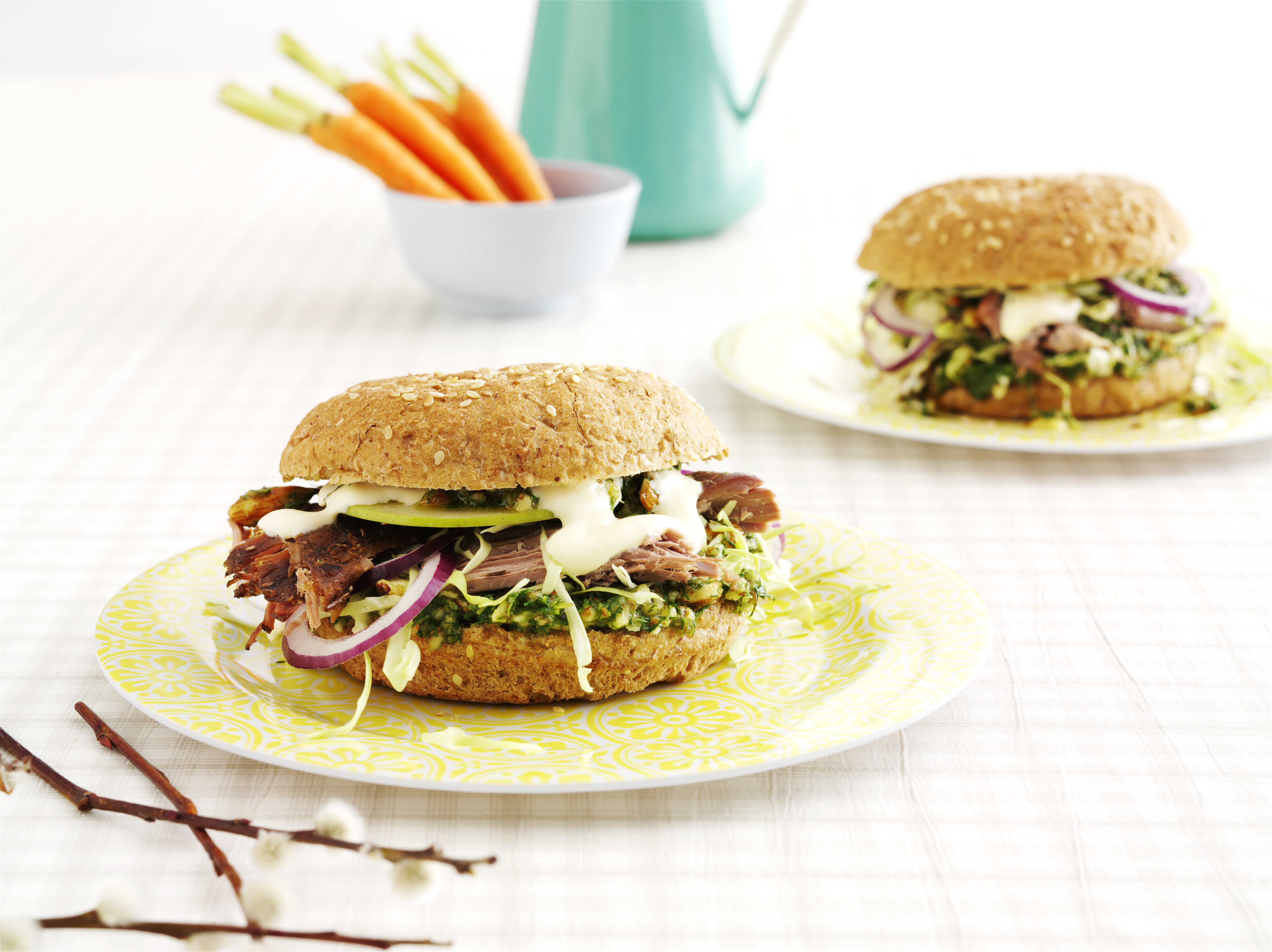 Langtidsstegt lam i burger med dild og persillepesto