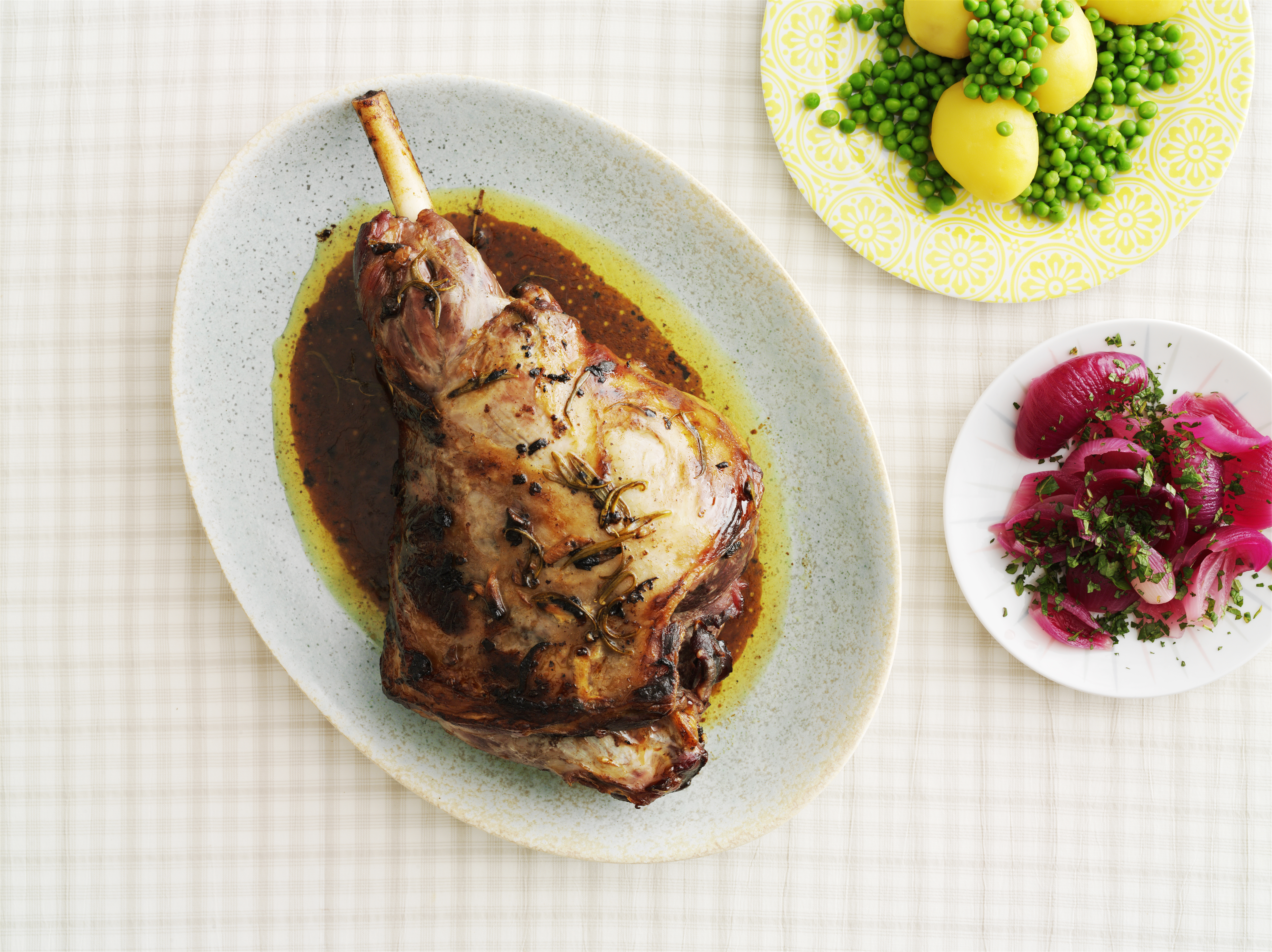 Ovnstegt lam med syltede rødløg og mynte