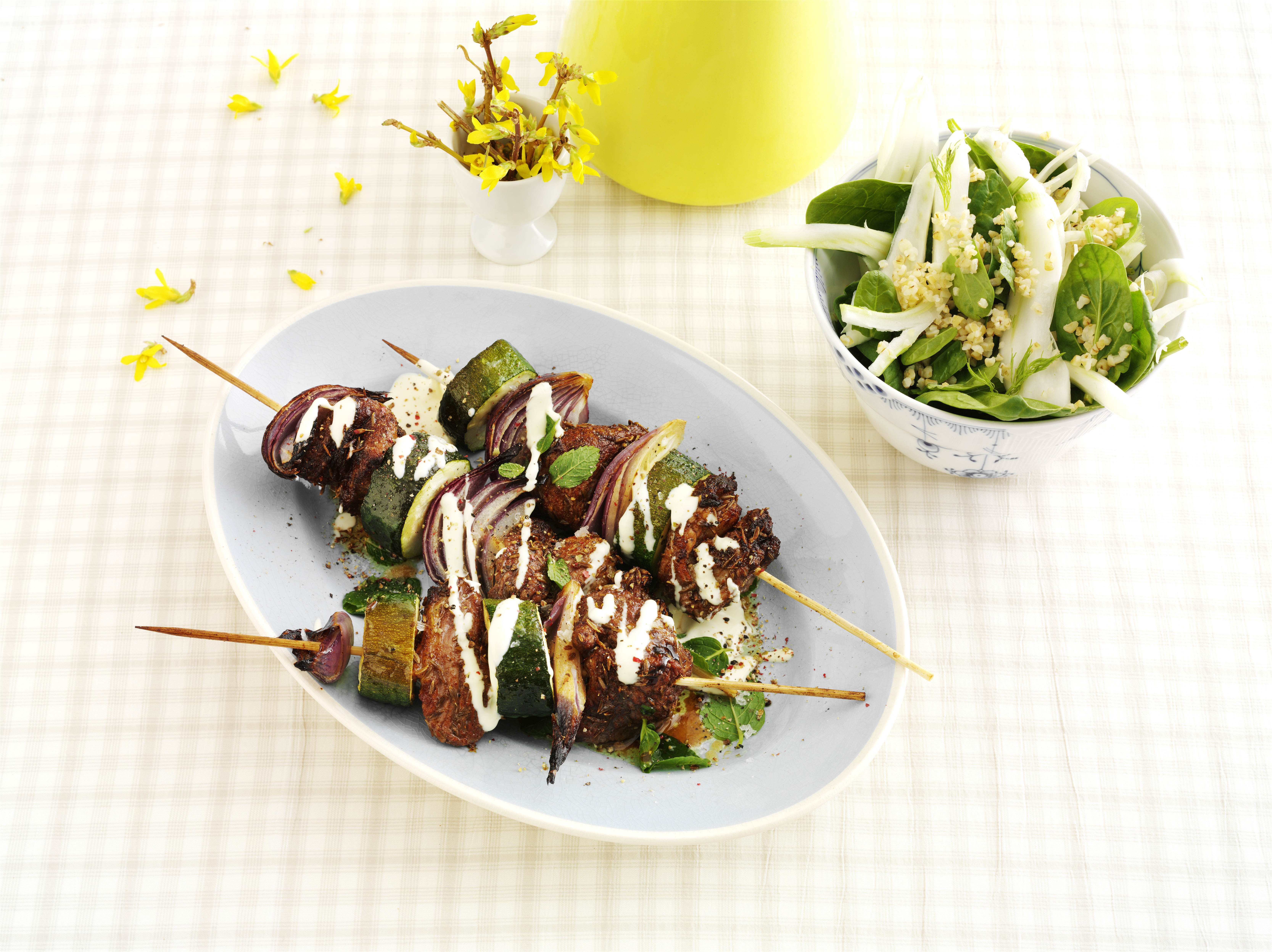 Krydrede lammespyd med fennikel og spinatsalat