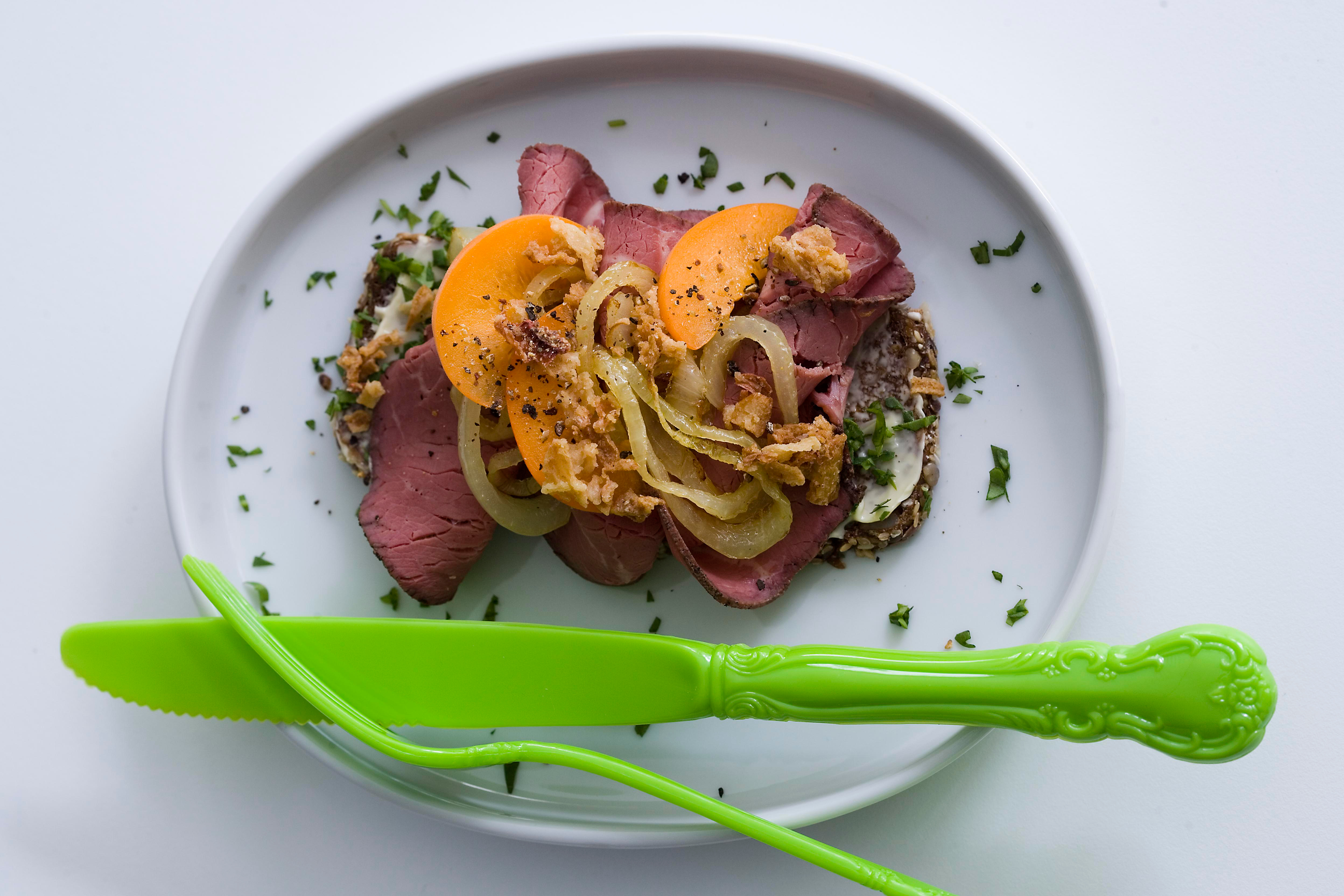 Roastbeef med abrikos og to slags løg