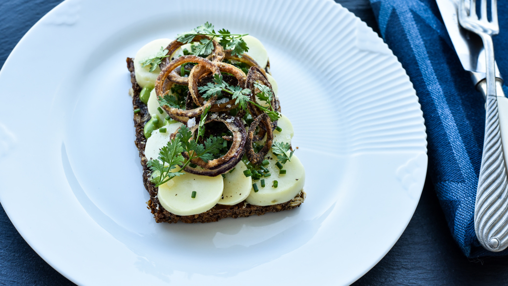 Kartoffelmadder med purløgsmayo og ristede løg