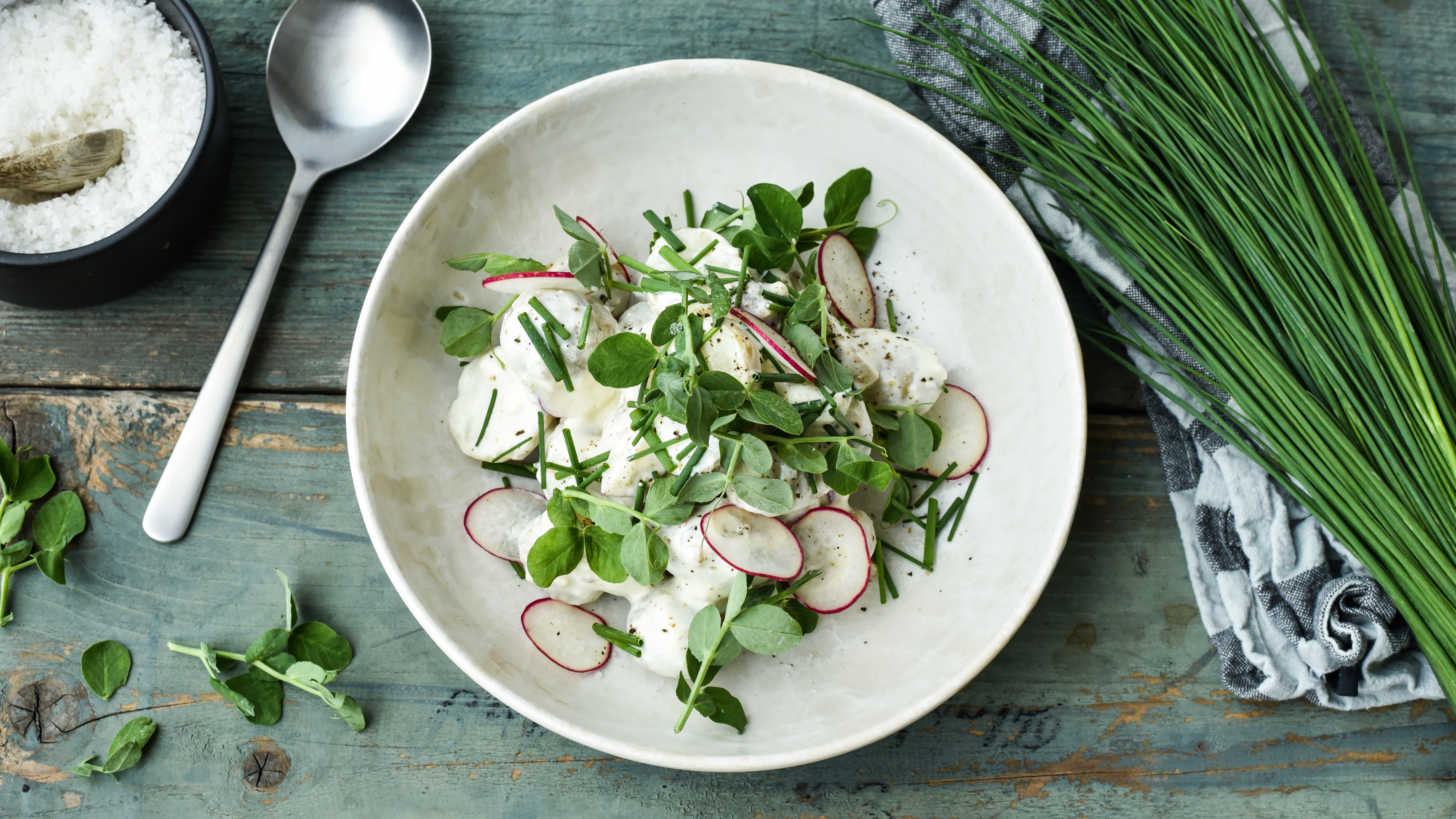 Kartoffelsalat med rygeost og radiser